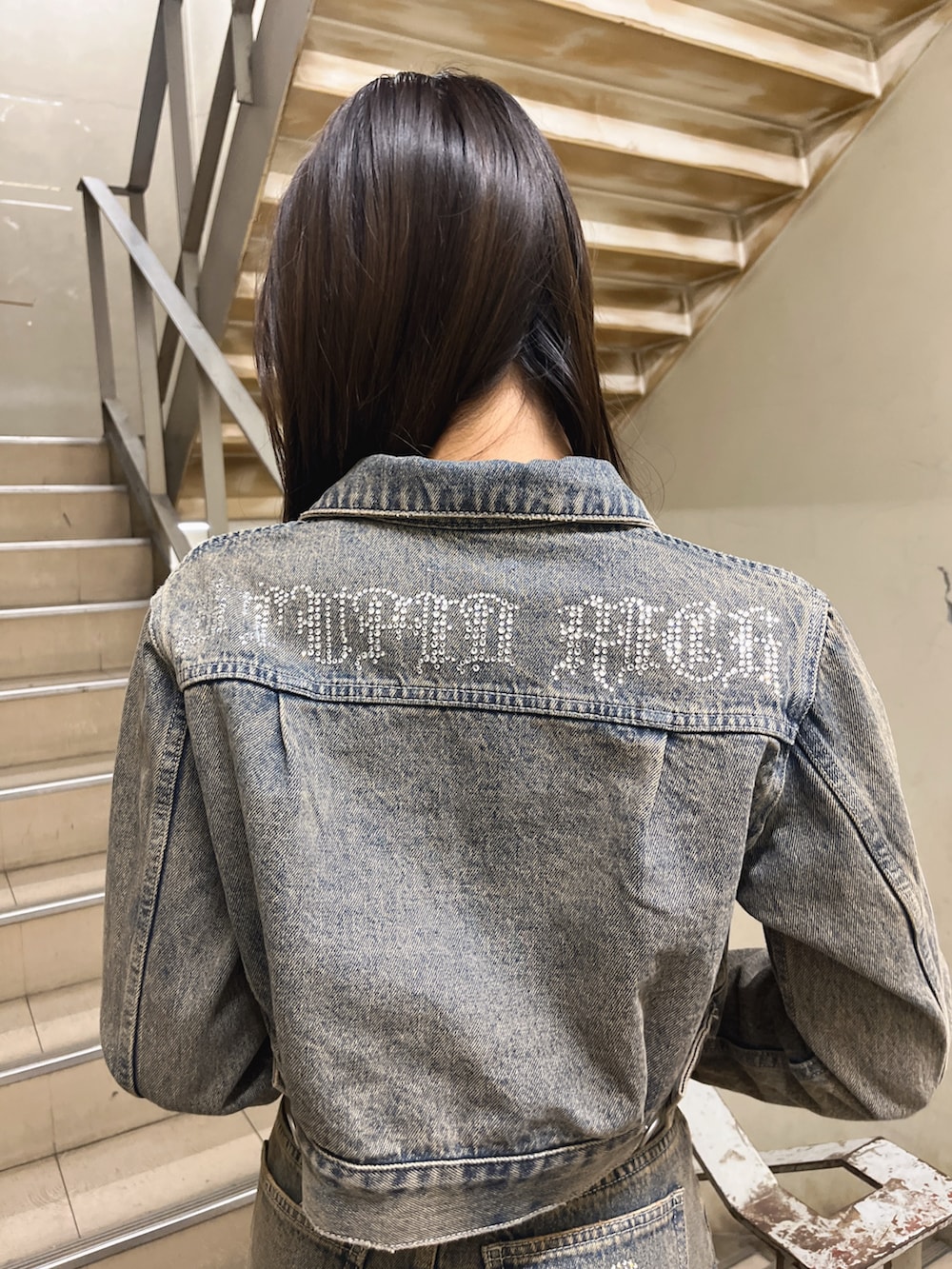 ブルー系のデニムジャケット、ブルー系のデニムスカート、ホワイト系のTシャツ/カットソーを着用したレディースの冬コーディネートの5枚目の写真