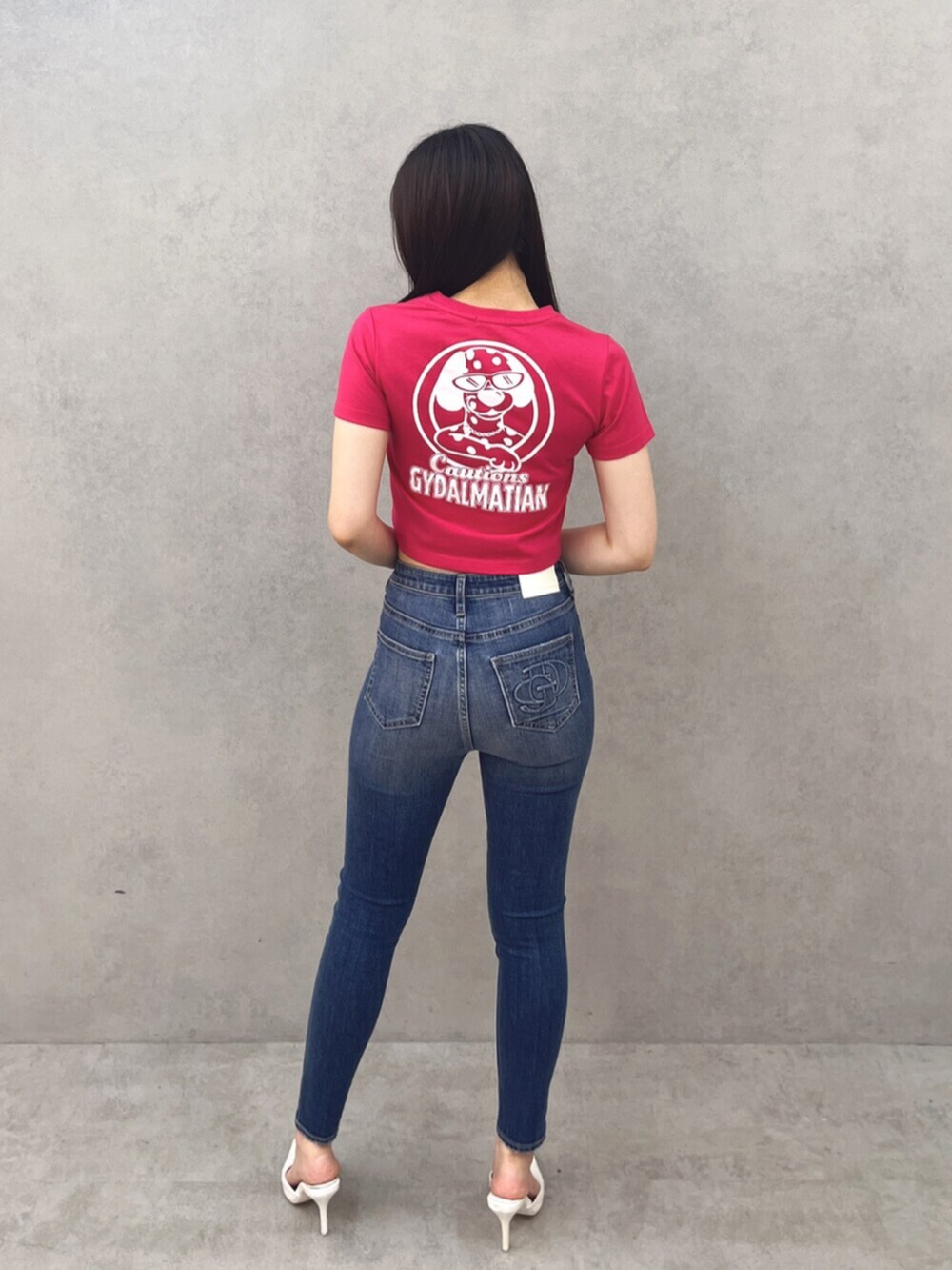 ホワイト系のパンプス、ブルー系のデニムパンツ、ピンク系のTシャツ/カットソーを着用したレディースの夏コーディネートの3枚目の写真