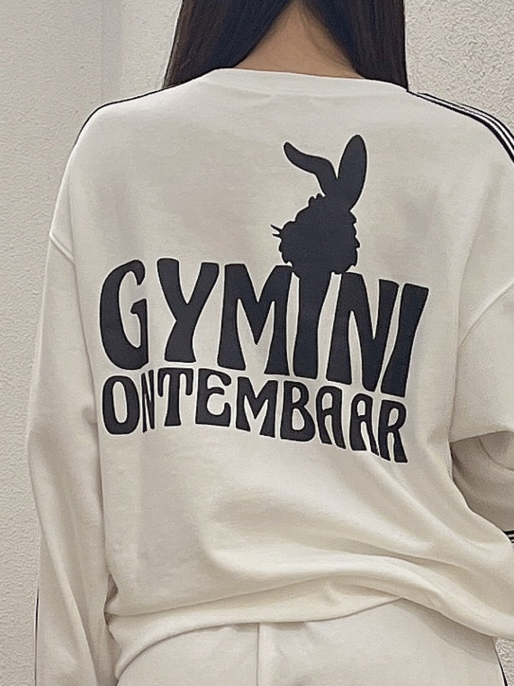 ホワイト系のスウェット、ホワイト系のスウェットパンツ、ブラック系のスニーカーを着用したレディースの冬コーディネートの5枚目の写真