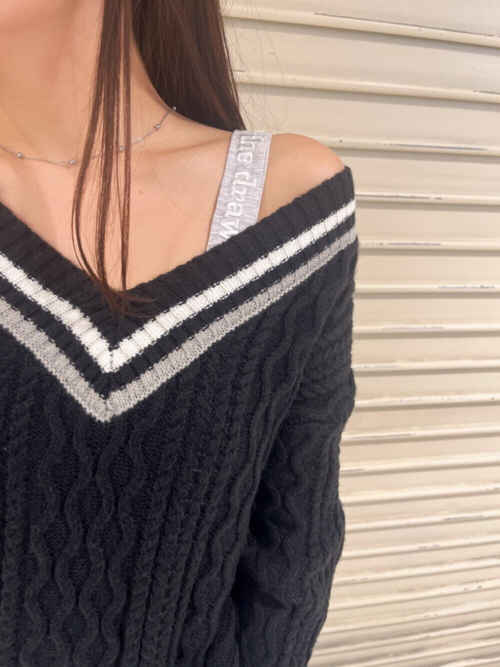 ブラック系のブーツ、ブラック系のその他パンツ、ブラック系のワンピースを着用したレディースの秋コーディネートの4枚目の写真