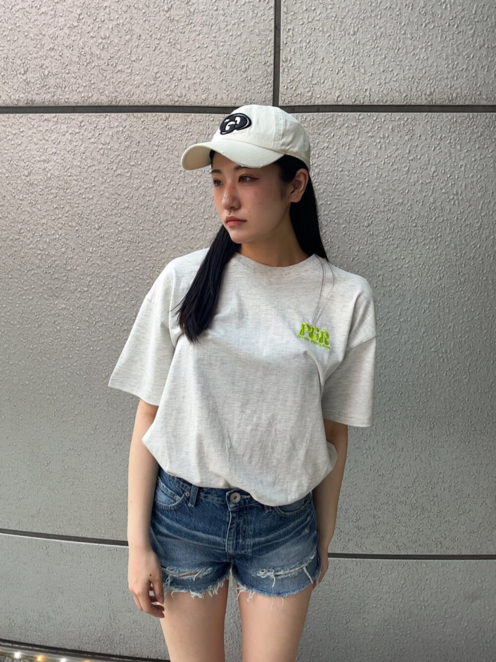 ブルー系のデニムパンツ、グレー系のTシャツ/カットソー、ブラック系のサンダルを着用したレディースの春コーディネートの6枚目の写真