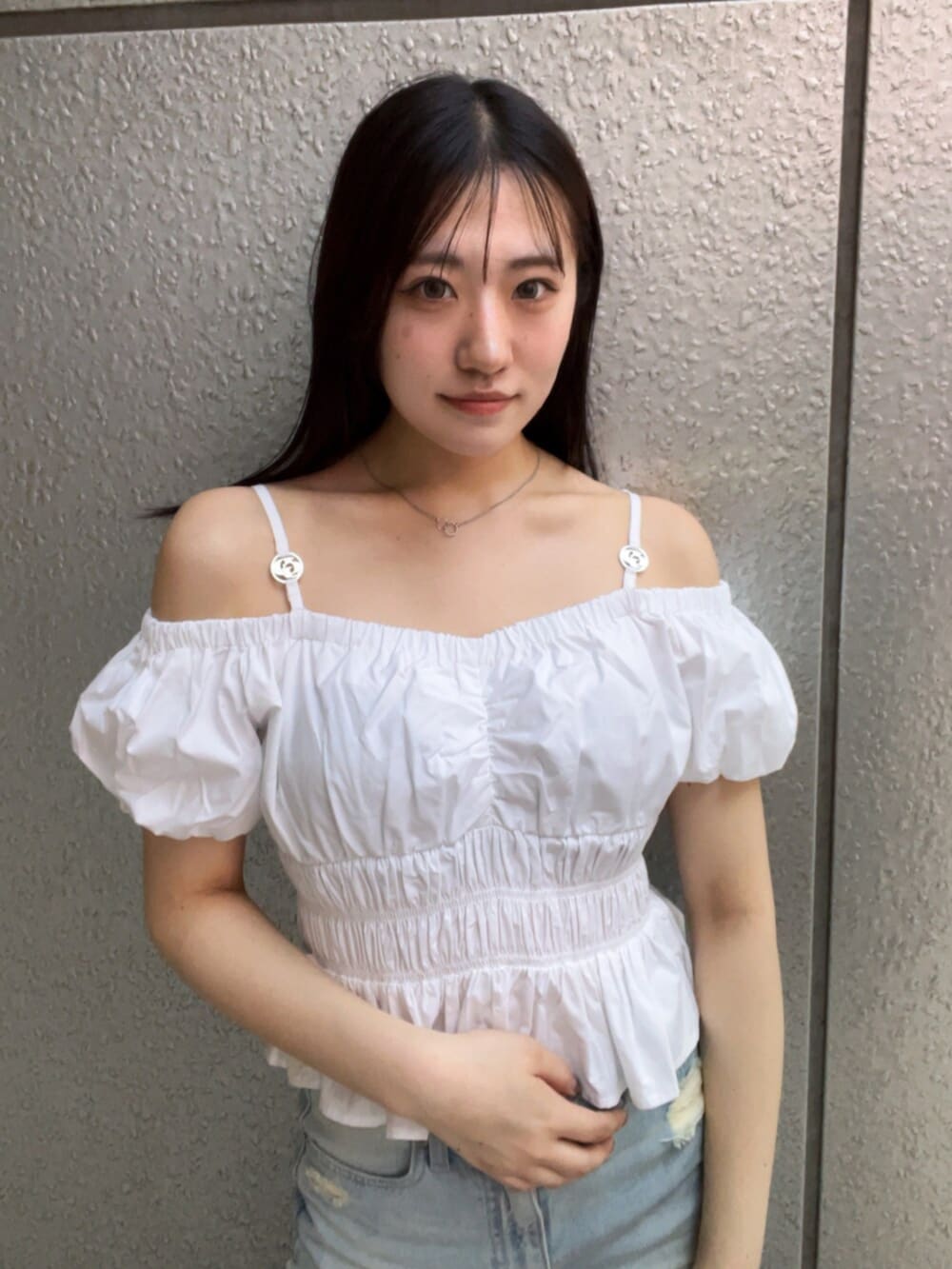 ホワイト系のパンプス、ホワイト系のシャツ/ブラウス、ブルー系のデニムスカートを着用したレディースの春コーディネートの7枚目の写真