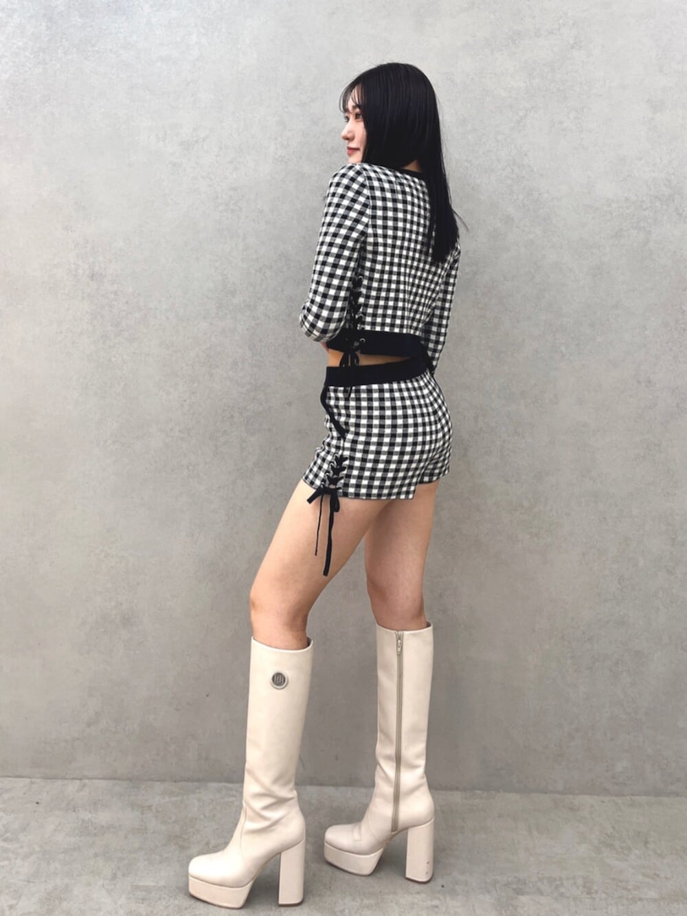 ホワイト系のブーツ、その他のその他パンツ、その他のニット/セーターを着用したレディースの春コーディネートの2枚目の写真