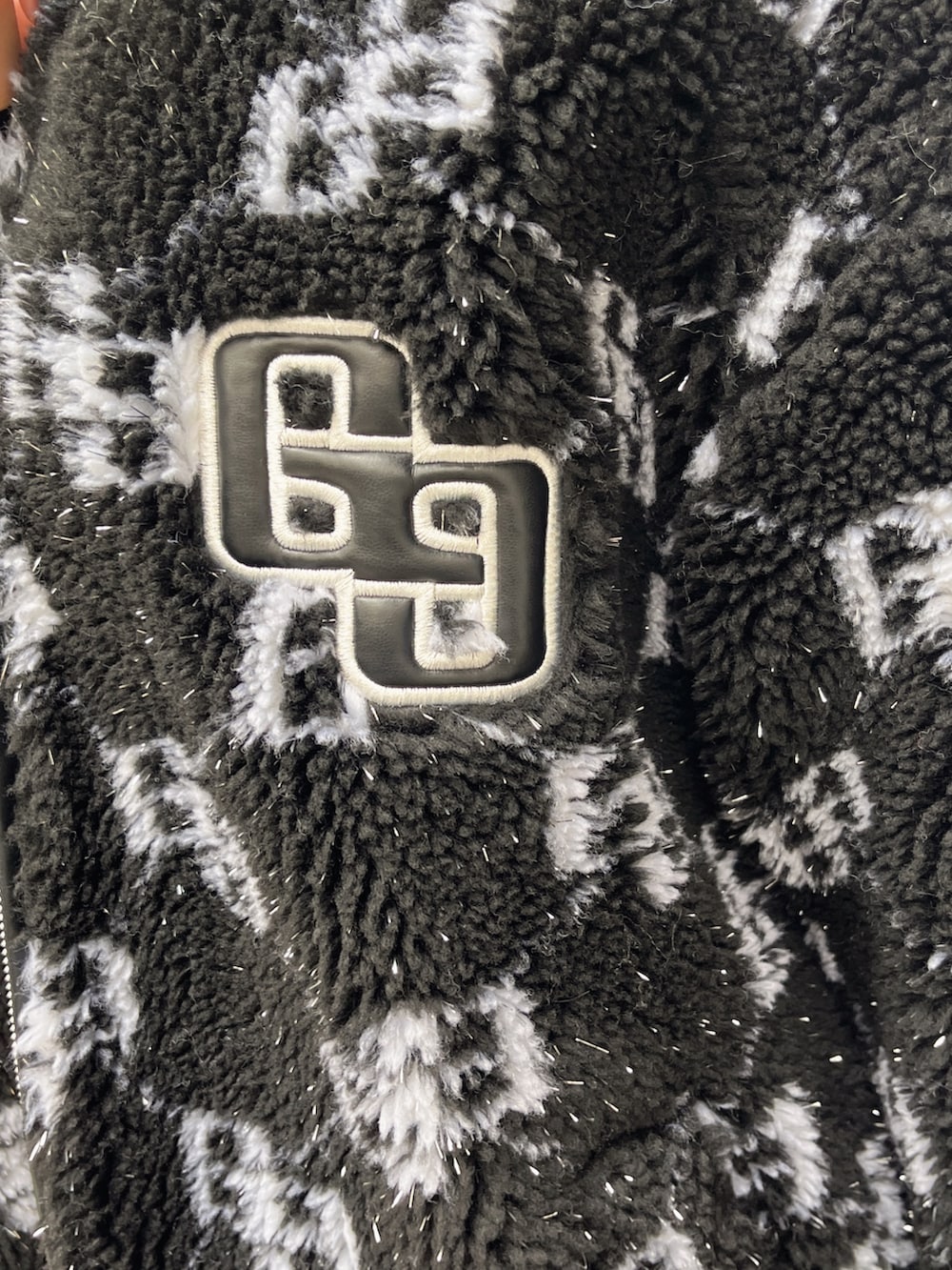 ブラック系のブルゾン、ホワイト系のTシャツ/カットソー、ブラック系のデニムパンツを着用したレディースの冬コーディネートの5枚目の写真