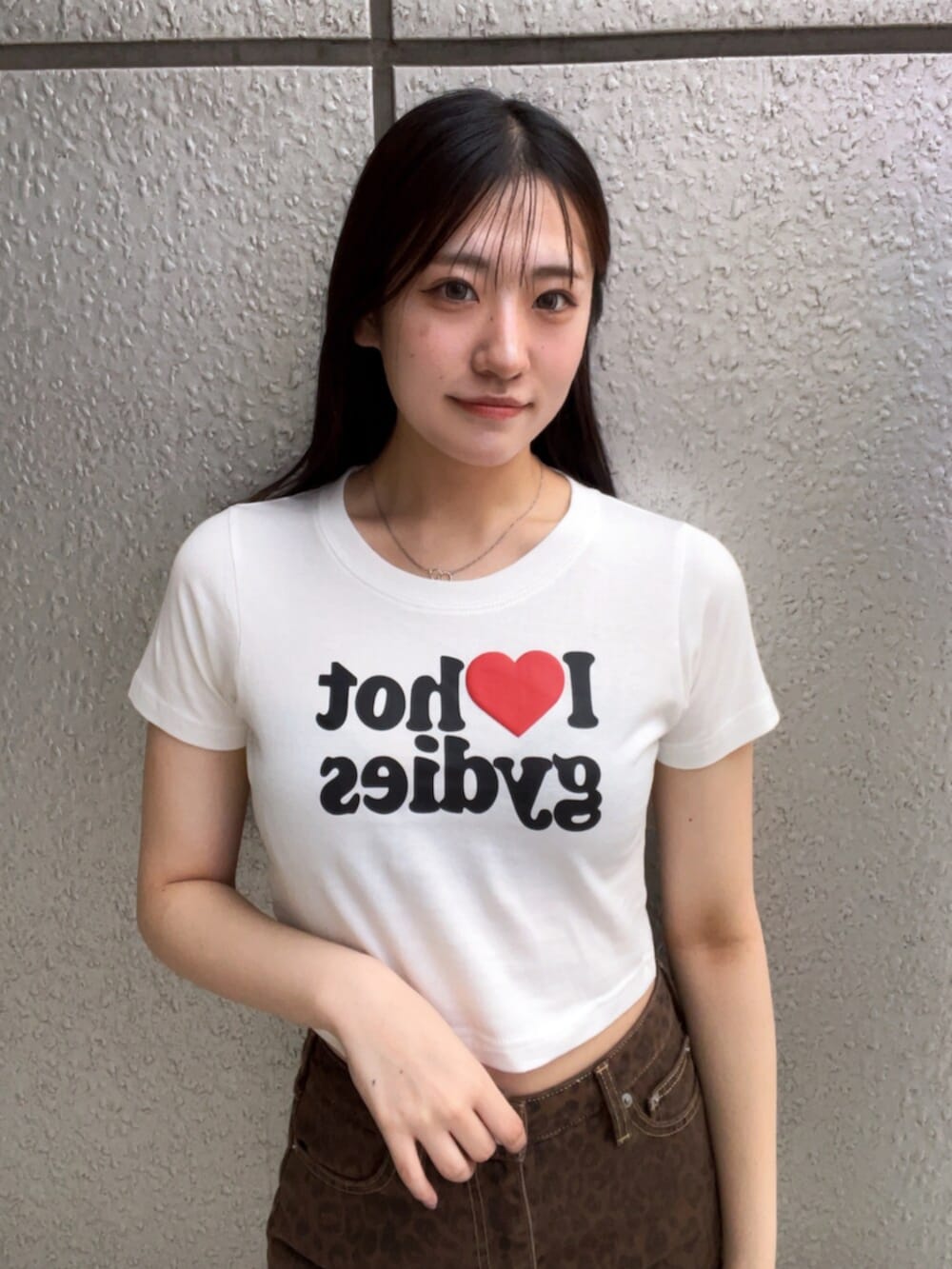 ホワイト系のTシャツ/カットソー、ブラウン系のスカート、ホワイト系のサンダルを着用したレディースの夏コーディネートの5枚目の写真