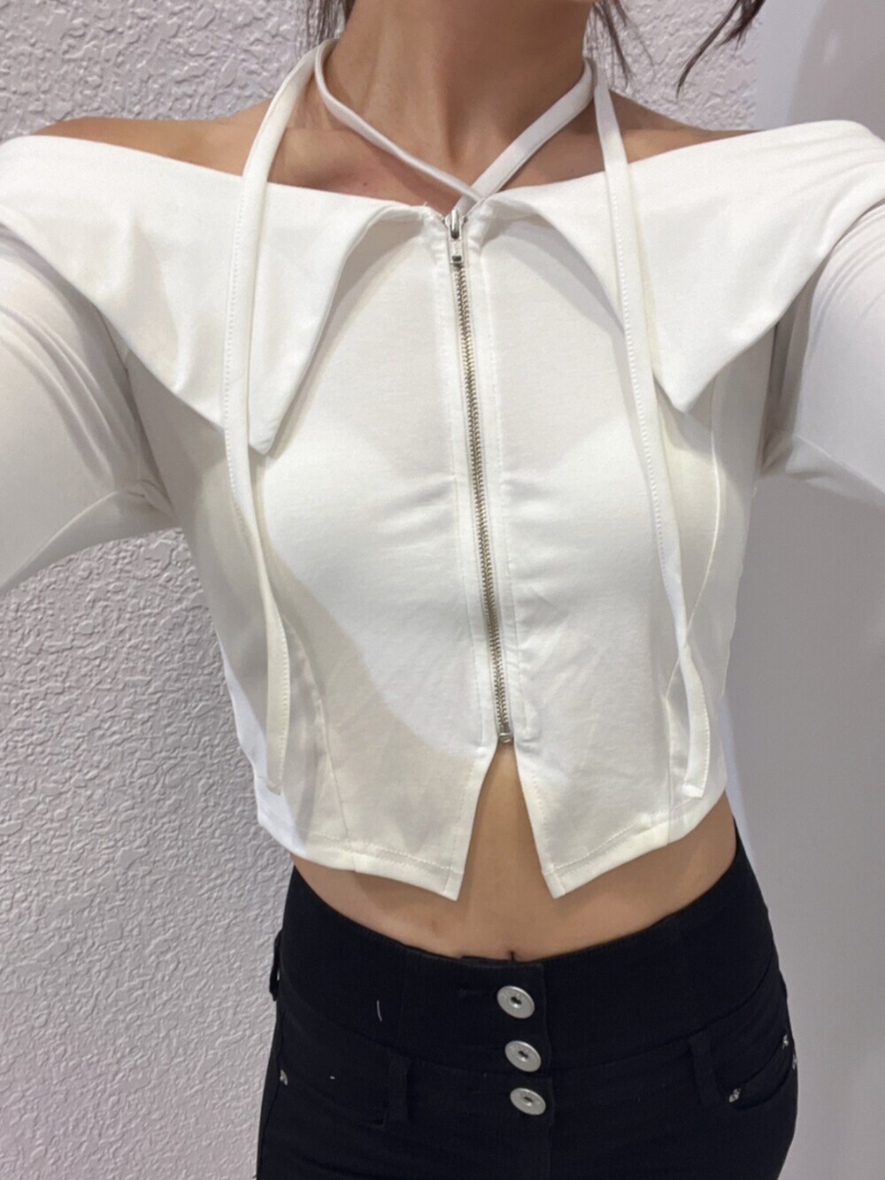 ブラック系のデニムパンツ、ブラック系のブーツ、ホワイト系のTシャツ/カットソーを着用したレディースの夏コーディネートの4枚目の写真