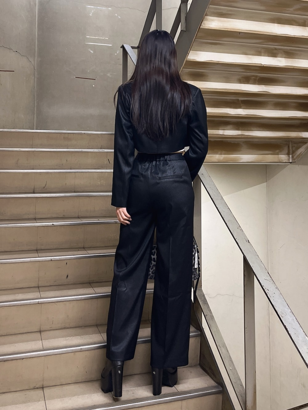 ブラック系のテーラードジャケット、ホワイト系のTシャツ/カットソー、ブラック系のその他パンツを着用したレディースの冬コーディネートの3枚目の写真