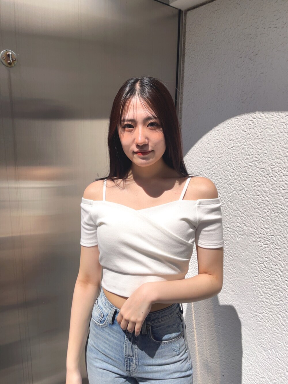 ホワイト系のパンプス、ブルー系のデニムパンツ、ホワイト系のTシャツ/カットソーを着用したレディースの春コーディネートの7枚目の写真