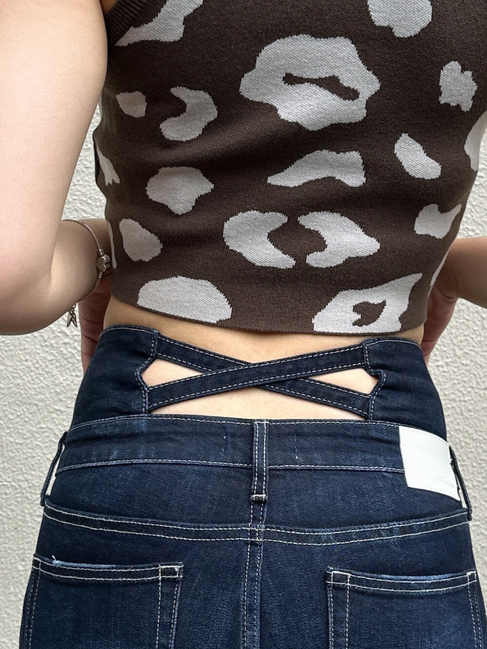 その他のニット/セーター、ブルー系のデニムパンツ、ブラック系のサンダルを着用したレディースの夏コーディネートの5枚目の写真