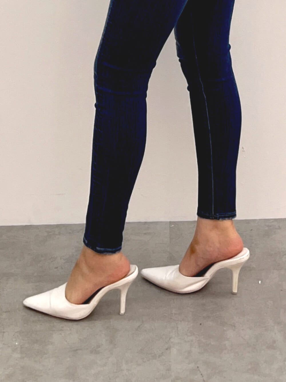 ホワイト系のパンプス、ブルー系のデニムパンツ、ピンク系のニット/セーターを着用したレディースの夏コーディネートの4枚目の写真