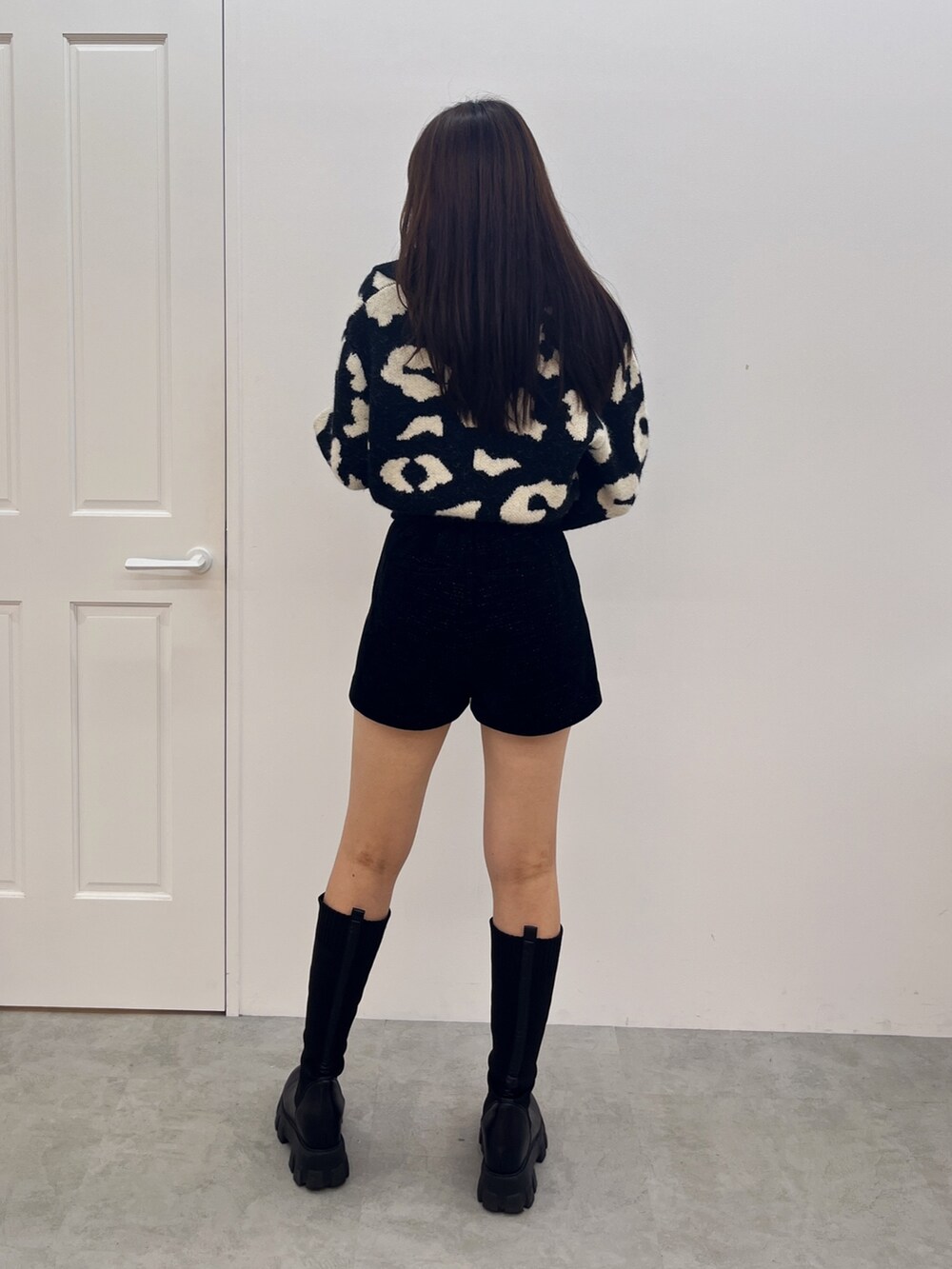 その他のニット/セーター、ブラック系のその他パンツ、ブラック系のブーツを着用したレディースの秋コーディネートの3枚目の写真