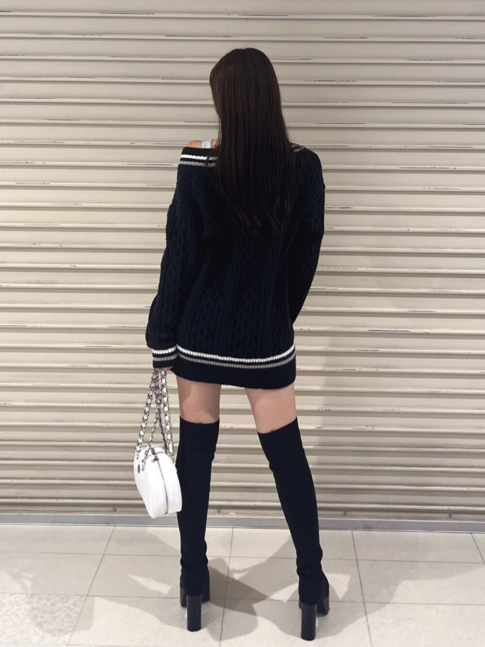 ブラック系のブーツ、ブラック系のその他パンツ、ブラック系のワンピースを着用したレディースの秋コーディネートの3枚目の写真