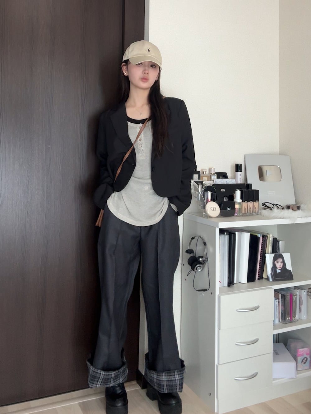 「チェック、ショルダーバッグ、春服、大人カジュアルコーデ、ゆるシルエット、おしゃれさんと繋がりたい、着回しコーデ、低身長女子、パンツコーデ、骨格ストレート、低身長、今日のコーデ、ジャケットコーデ、クリスマスに着たい服、春コーデ」｜「POLO RALPH LAURENの＜POLO RALPH LAUREN＞ CLASSIC SPORTS CAP/キャップ（キャップ、ベージュ系）」を使った、胡熊もえさん（骨格ストレート・レディース・153cm）の春コーディネートの2枚目の写真