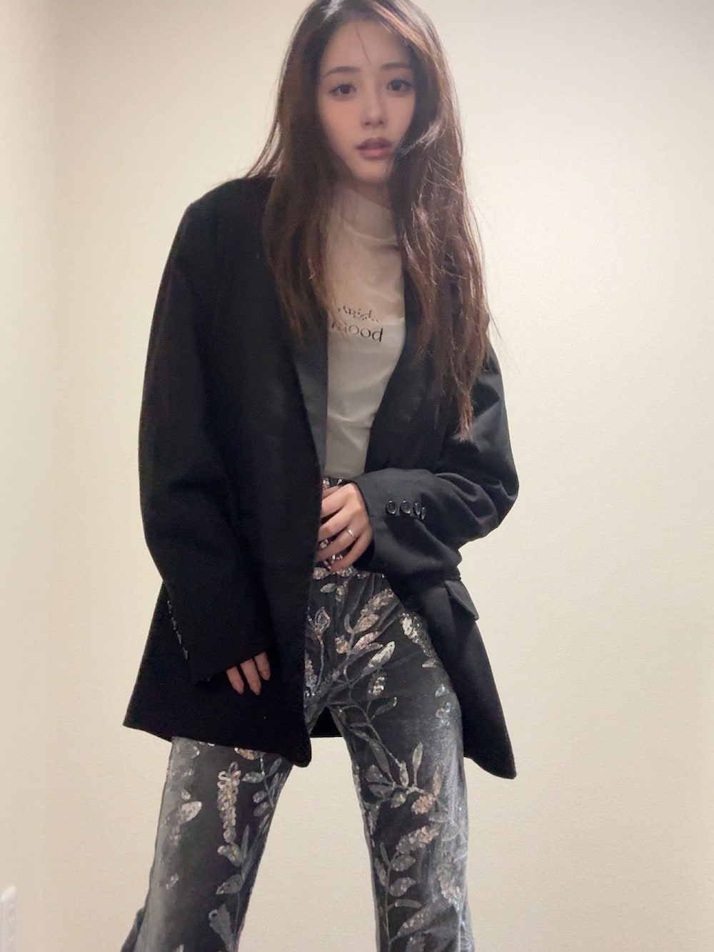 「真冬のあったかスタイル、オトナ女子、オトナカワイイ、キレイめ、大人コーデ、低身長女子、スタイリッシュ、シック、骨格ストレート」｜「ACLENTのラインワークタトゥーシアートップ（その他トップス、ベージュ系）」を使った、胡熊もえさん（レディース・153cm）の冬コーディネートの3枚目の写真
