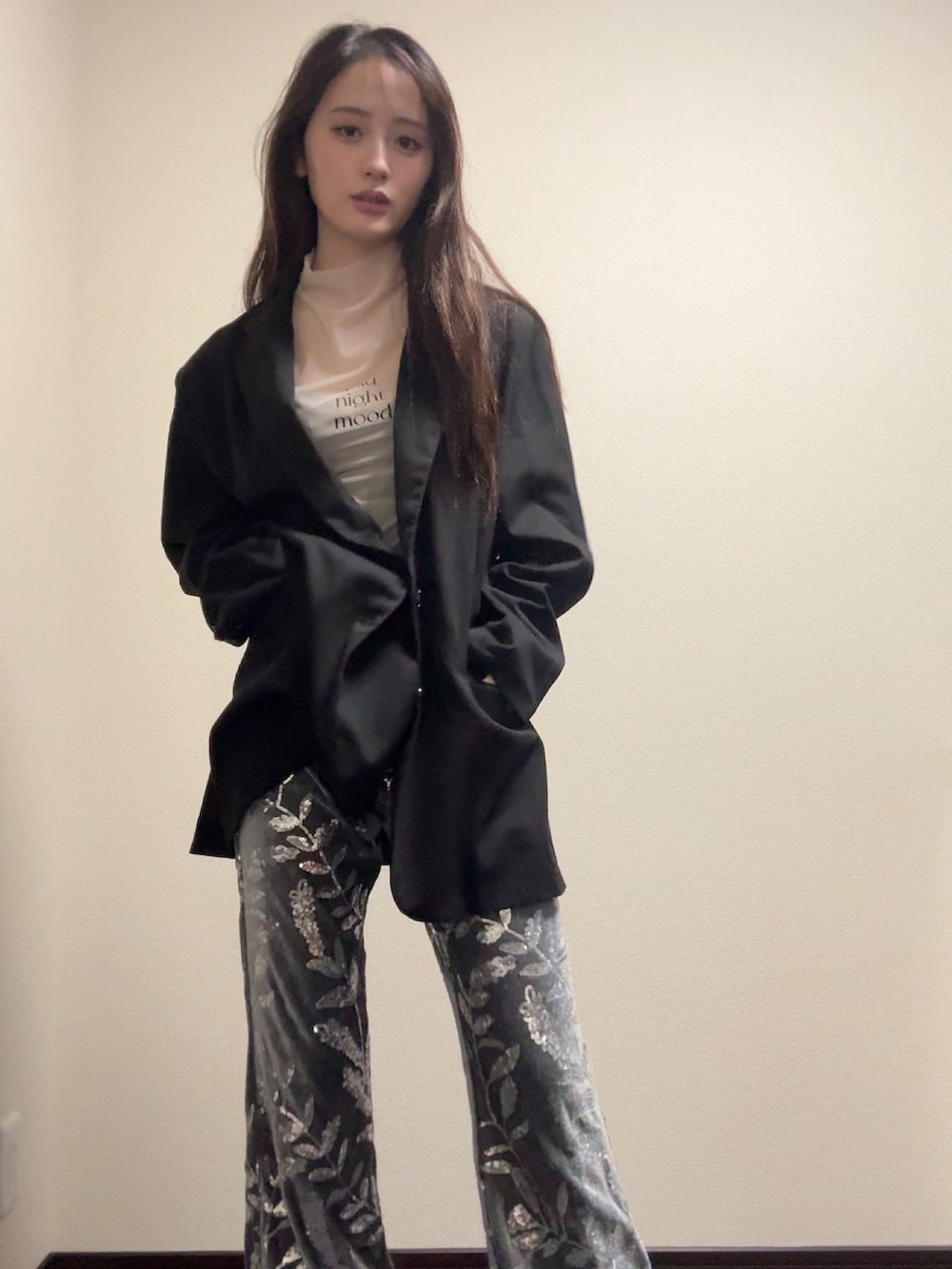 「真冬のあったかスタイル、オトナ女子、オトナカワイイ、キレイめ、大人コーデ、低身長女子、スタイリッシュ、シック、骨格ストレート」｜「ACLENTのラインワークタトゥーシアートップ（その他トップス、ベージュ系）」を使った、胡熊もえさん（レディース・153cm）の冬コーディネートの2枚目の写真