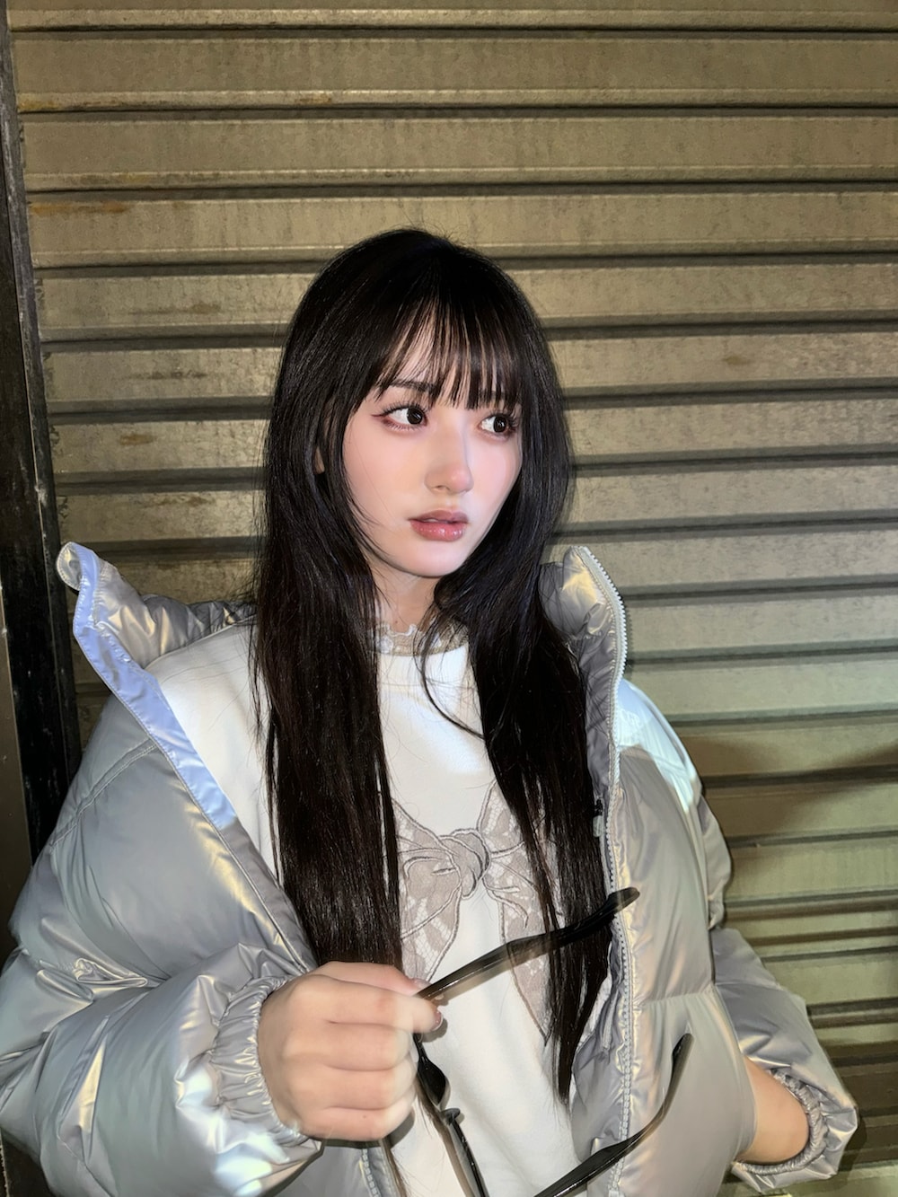 「今日のコーデ、シルバー、春、低身長コーデ、骨格ストレート、ラフコーデ」｜「codegraphyの(Women) RDS glossy duck down puffa short padding（ダウンジャケット/コート、シルバー系）」を使った、胡熊もえさん（骨格ストレート・レディース・153cm）の冬コーディネートの4枚目の写真