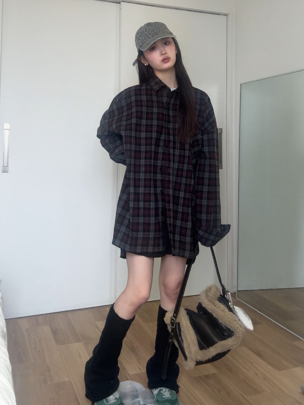 「アメカジ、柄シャツ、雨の日コーデ、スポーツミックス、シャツスタイル、ゆるコーデ、柄×柄、シンプルカジュアル、チェック、骨格ストレート、低身長、プチプラ、いいね、save、フォローお願いします🤑、最近のいい感じコーデ」｜「ZARAのアイテム（帽子、グレー系）」を使った、胡熊もえさん（骨格ストレート・レディース・153cm）の夏コーディネートの2枚目の写真