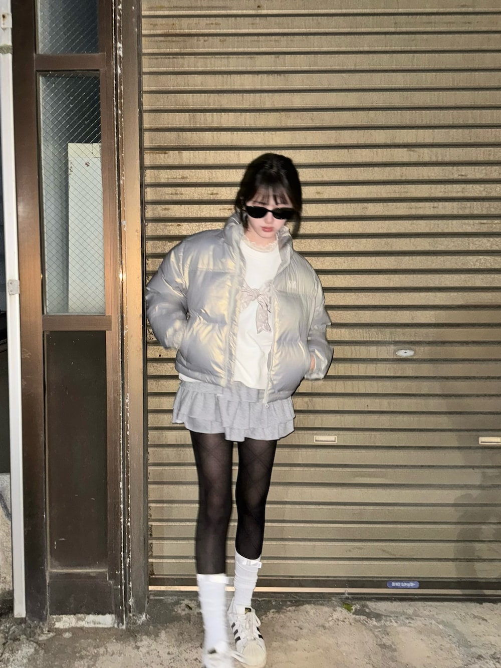 「今日のコーデ、シルバー、春、低身長コーデ、骨格ストレート、ラフコーデ」｜「codegraphyの(Women) RDS glossy duck down puffa short padding（ダウンジャケット/コート、シルバー系）」を使った、胡熊もえさん（骨格ストレート・レディース・153cm）の冬コーディネートの2枚目の写真