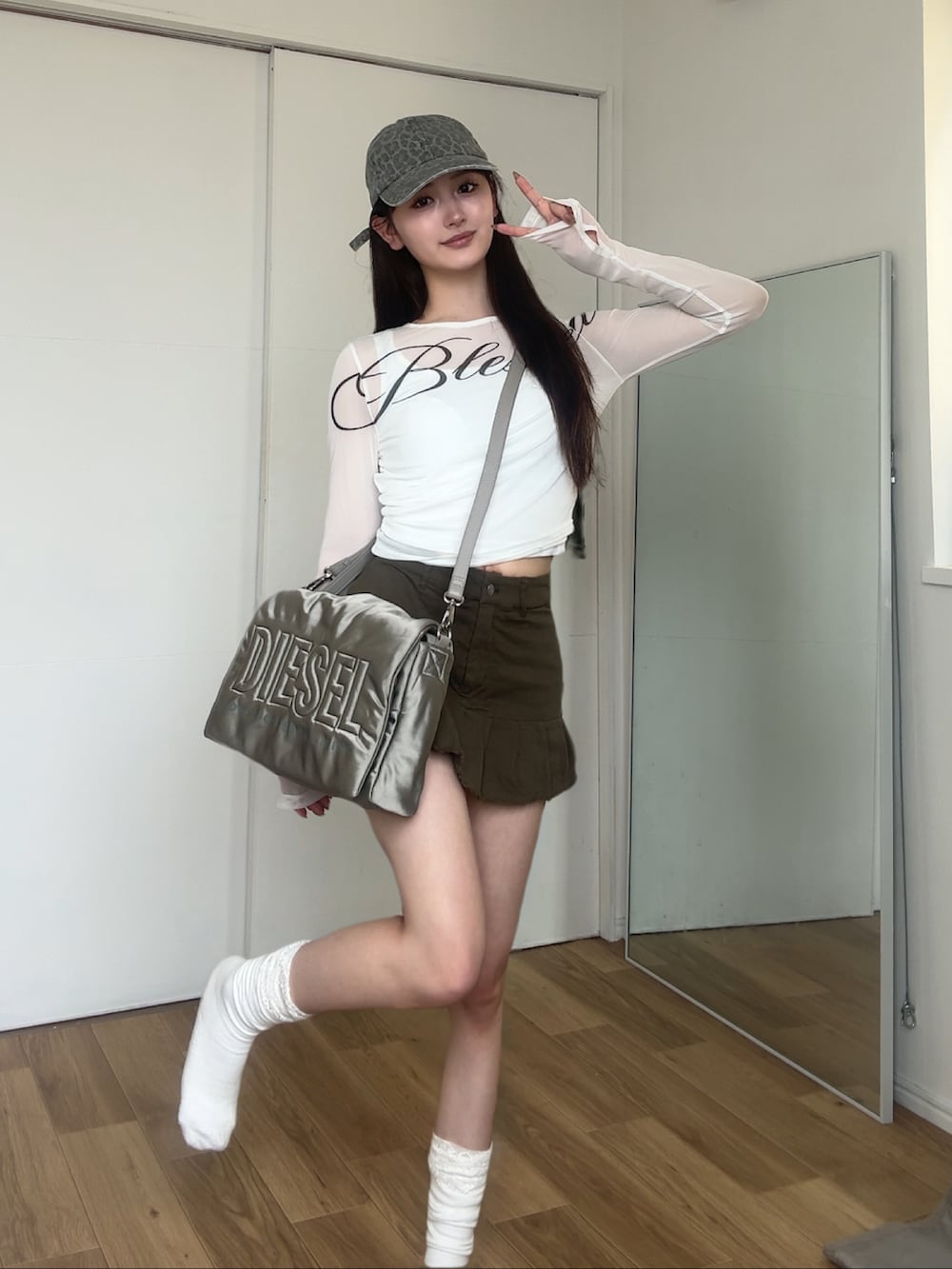 「スポーツミックス、白Tシャツ、ootd、大人カジュアルコーデ、キレイめコーデ、シンプルコーデ、150cm台コーデ、今日のコーデ、骨格ストレート、低身長、低身長コーデ、ミニスカート、GRL、プチプラ、プチプラコーデ」｜「GRLのアイテム（スカート、グリーン系）」を使った、胡熊もえさん（骨格ストレート・レディース・153cm）の夏コーディネートの2枚目の写真