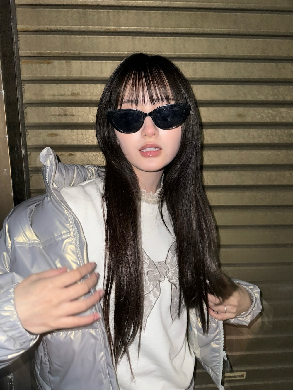 「今日のコーデ、シルバー、春、低身長コーデ、骨格ストレート、ラフコーデ」｜「codegraphyの(Women) RDS glossy duck down puffa short padding（ダウンジャケット/コート、シルバー系）」を使った、胡熊もえさん（骨格ストレート・レディース・153cm）の冬コーディネートの3枚目の写真
