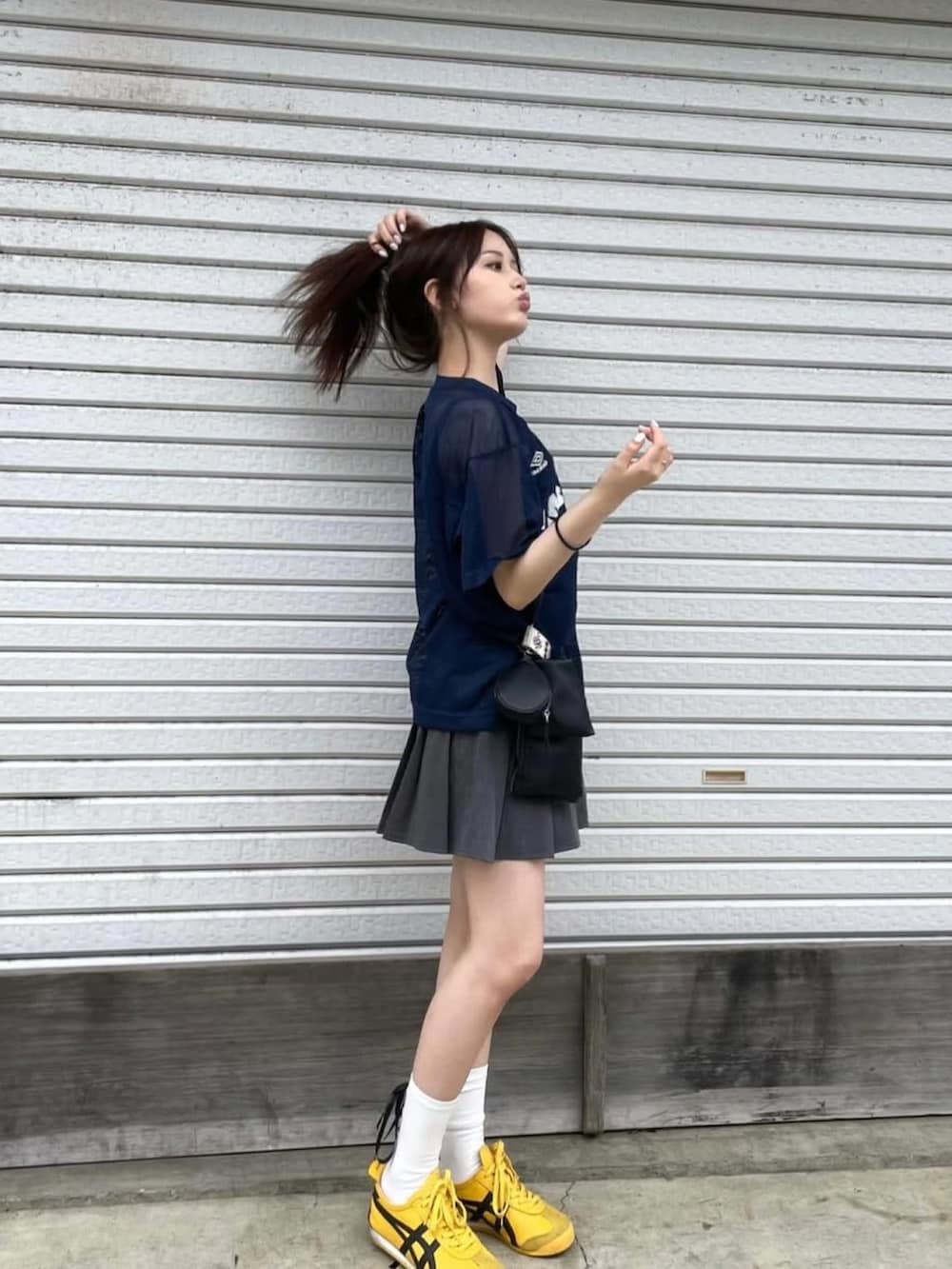 「ショルダーバッグ、春ファッション、春夏コーデ、スポーツミックス、着回しコーデ、アンブロ、オニツカタイガー、ネイビー、イエロー、骨格ストレート、低身長、低身長女子、春服」｜「Onitsuka TigerのMEXICO 66 / メキシコ 66（スニーカー、イエロー系）」を使った、胡熊もえさん（骨格ストレート・レディース・153cm）の春コーディネートの2枚目の写真