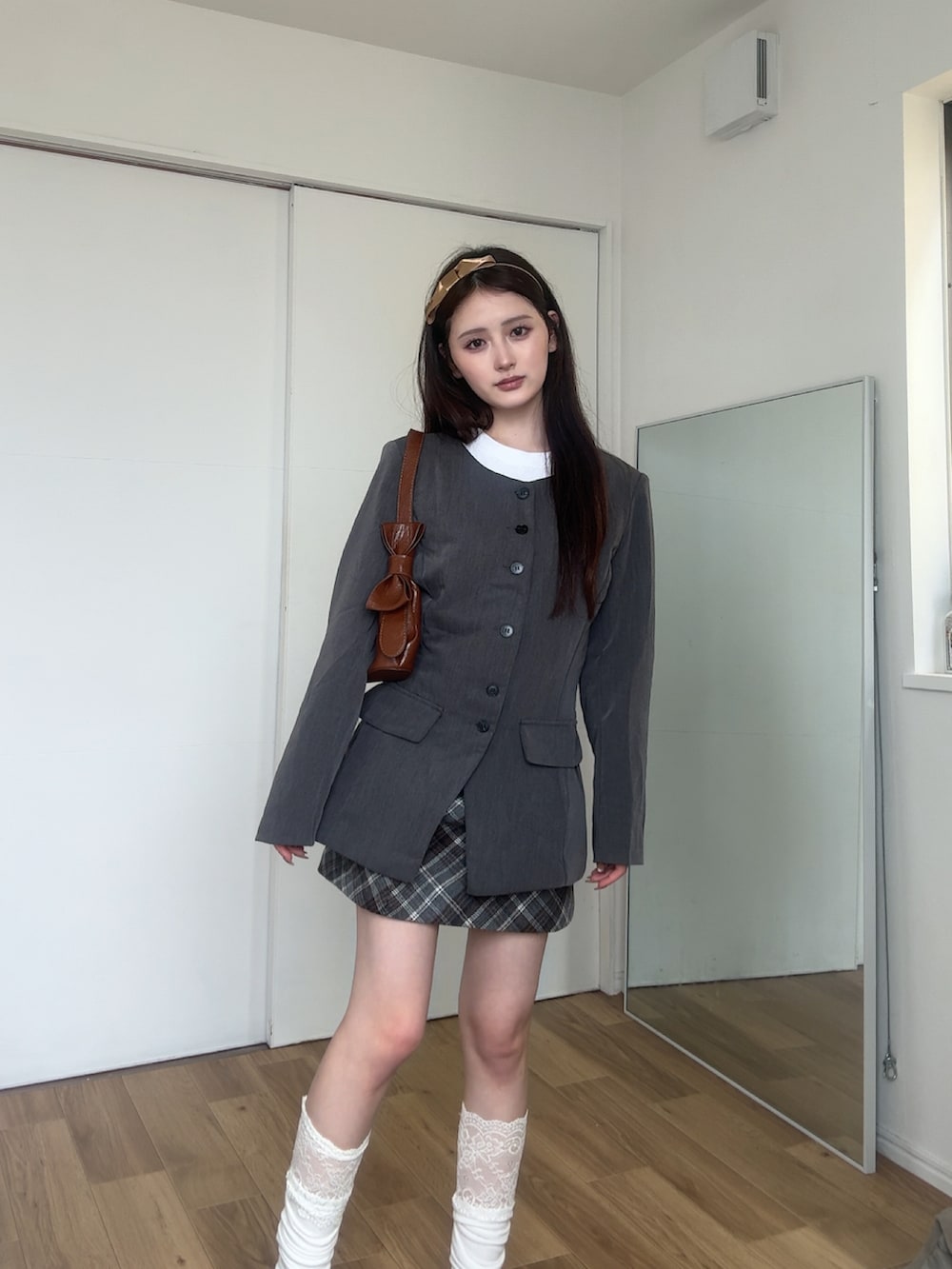 「モノトーン、おでかけコーデ、シンプルスタイル、シャツスタイル、大人可愛い、プチプラ、淡色コーデ、プチプラコーデ、低身長、低身長コーデ、骨格ストレート、骨スト」｜「GRLのアイテム（バッグ、ブラウン系）」を使った、胡熊もえさん（骨格ストレート・レディース・153cm）の夏コーディネートの2枚目の写真