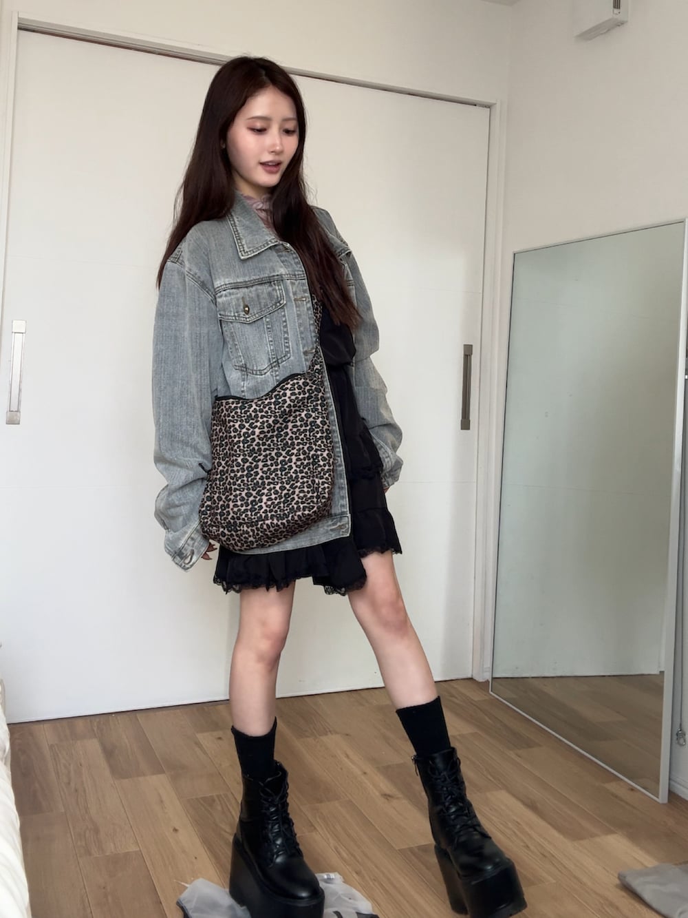 「柄シャツ、アメカジ、今日のコーデ、ラフコーデ、ootd、おしゃれさんと繋がりたい、プチプラコーデ、デニムコーデ、古着MIX、最近のいい感じコーデ、150cm台コーデ、低身長、低身長コーデ、骨格ストレート、ママコーデ」｜「GRLのアイテム（シューズ、ブラック系）」を使った、胡熊もえさん（骨格ストレート・レディース・153cm）の夏コーディネートの2枚目の写真