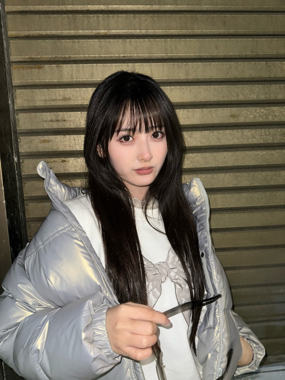 「今日のコーデ、シルバー、春、低身長コーデ、骨格ストレート、ラフコーデ」｜「codegraphyの(Women) RDS glossy duck down puffa short padding（ダウンジャケット/コート、シルバー系）」を使った、胡熊もえさん（骨格ストレート・レディース・153cm）の冬コーディネートの5枚目の写真