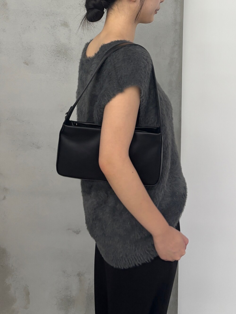 ブラック系のその他パンツ、ブラック系のショルダーバッグ、シルバー系のサンダルを着用したレディースの夏コーディネートの2枚目の写真