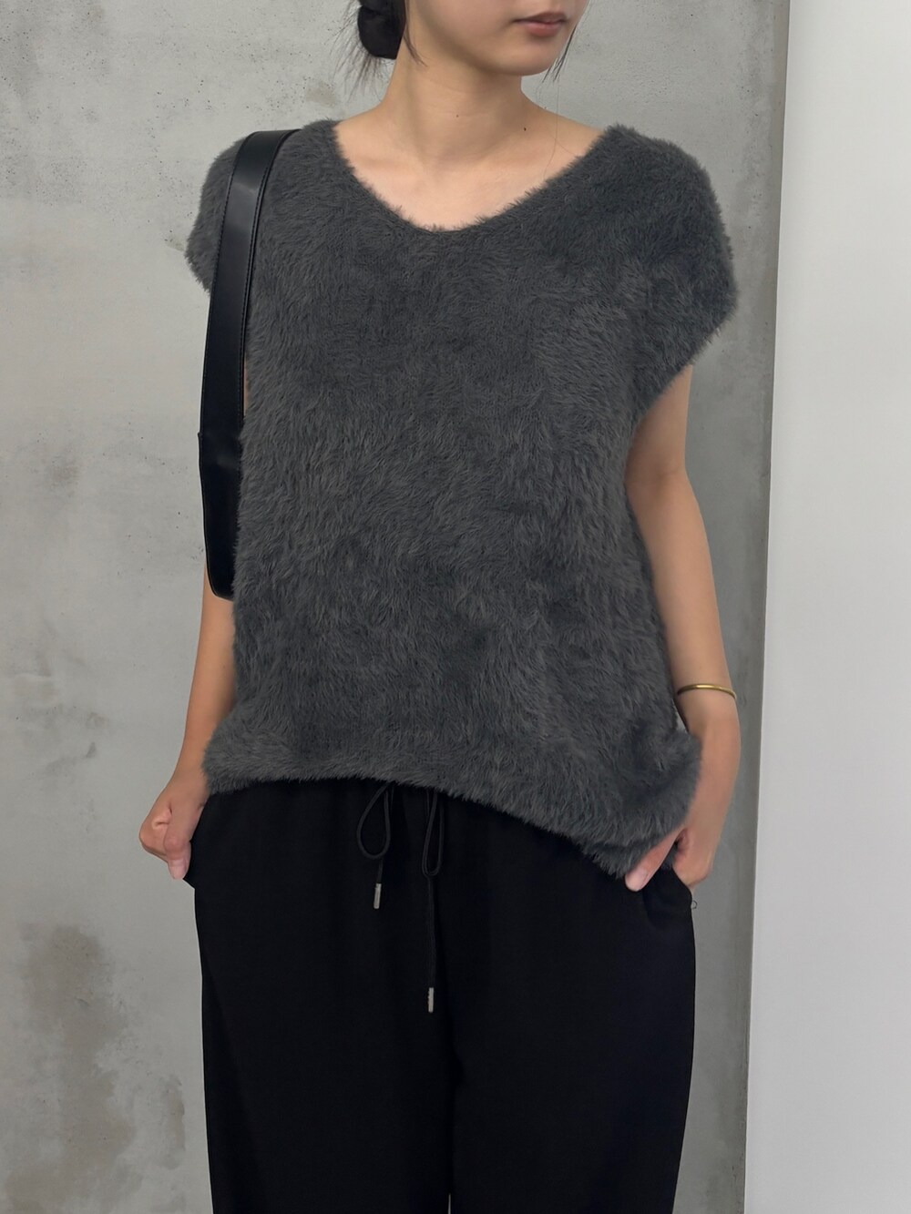 ブラック系のその他パンツ、ブラック系のショルダーバッグ、シルバー系のサンダルを着用したレディースの夏コーディネートの3枚目の写真