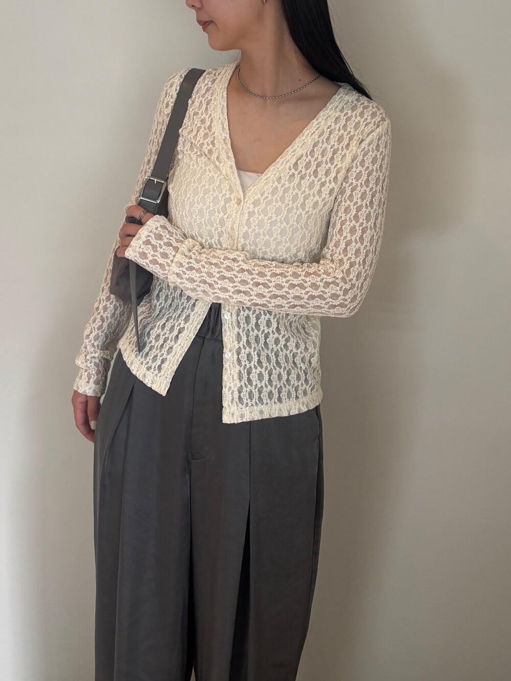 グレー系のスラックス、ブラック系のローファーを着用したレディースの夏コーディネートの3枚目の写真