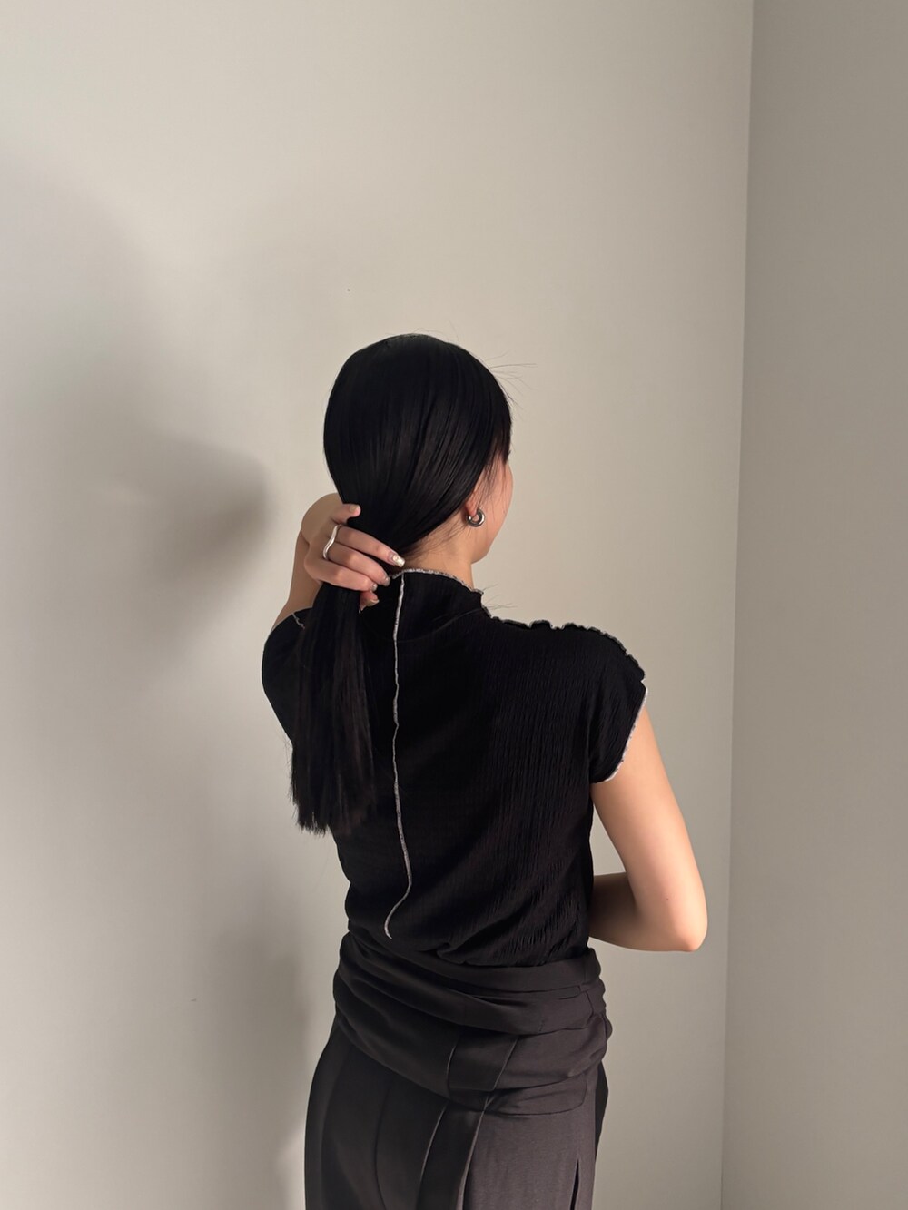 ブラック系のTシャツ/カットソーを着用したレディースの夏コーディネートの2枚目の写真