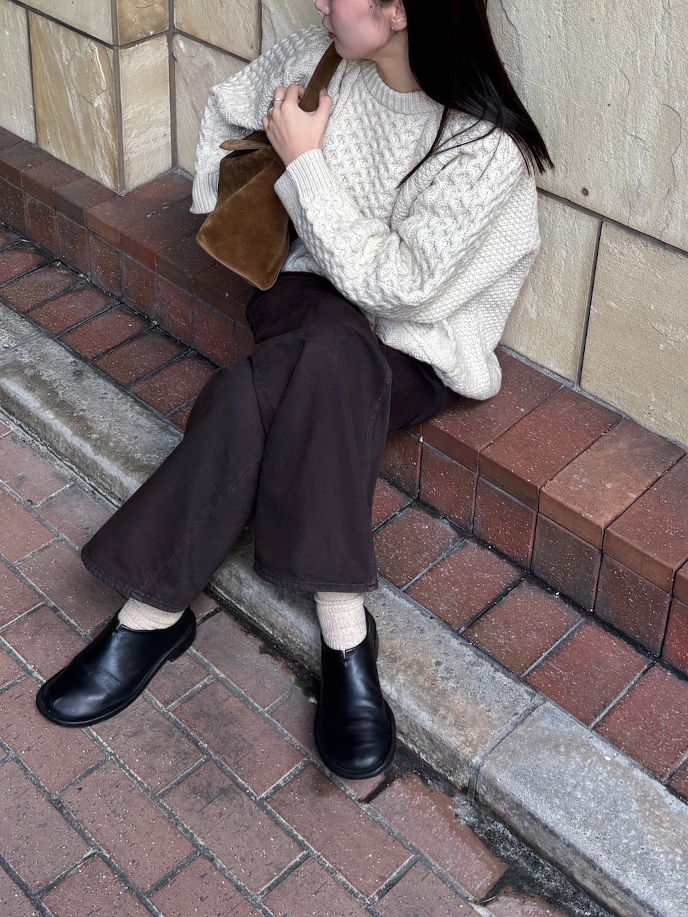 ホワイト系のニット/セーターを着用したレディースの秋コーディネートの3枚目の写真