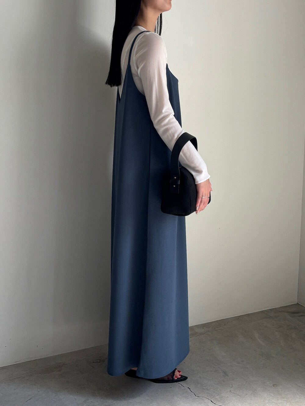 ブルー系のワンピースを着用したレディースの夏コーディネートの2枚目の写真