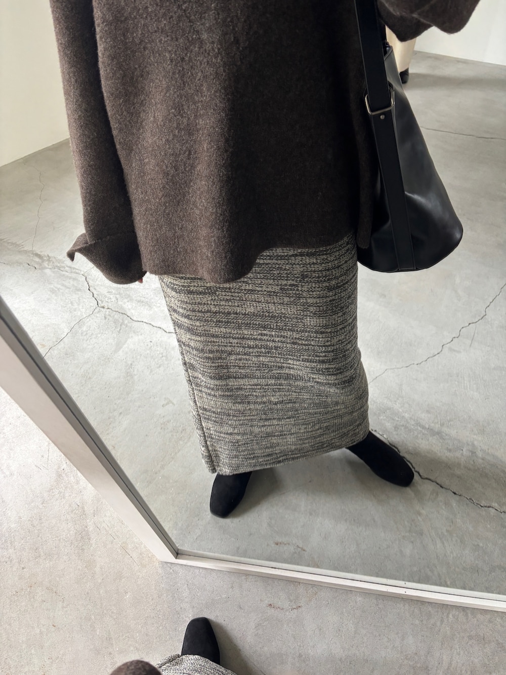 ブラック系のブーツ、グレー系のスカート、ブラウン系のニット/セーターを着用したレディースの秋コーディネートの3枚目の写真