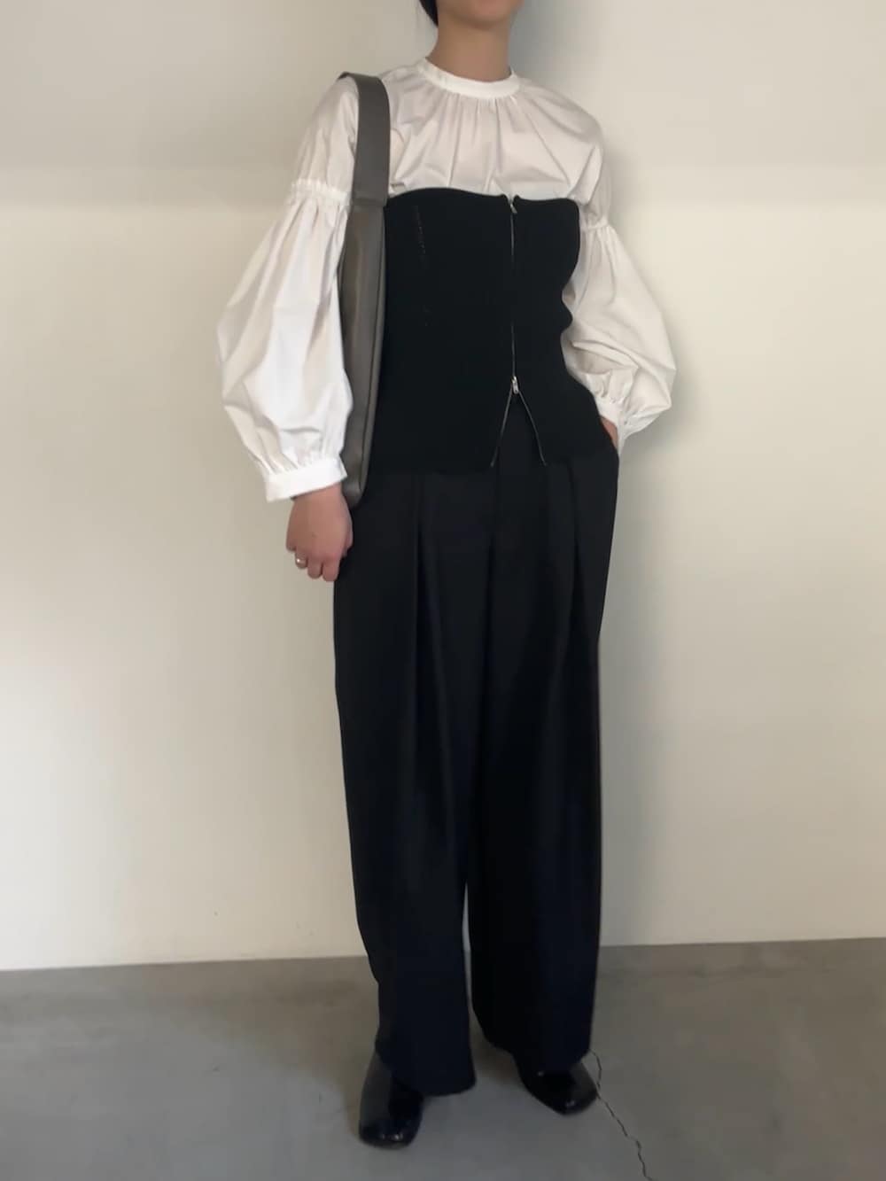 「プチプラ、休日スタイル、大人コーデ、オトナカジュアル、大人かわいい、ootd、秋冬コーデ、ワントーンコーデ、パンツスタイル、25春イベントコーデ、レディースファッション、いいね、save、フォローお願いします🤑、キレイめ、モノトーンコーデ、高身長コーデ」｜「select MOCA by sonのボリュームギャザースリーブブラウス（シャツ/ブラウス、ホワイト系）」を使った、AYAMEさん（骨格ストレート・レディース・167cm）の冬コーディネートの2枚目の写真