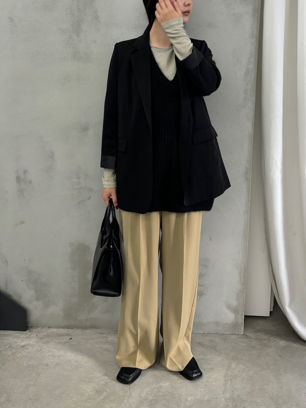 「おしゃ見えテクニック、レイヤードスタイル、秋コーデ、休日スタイル、大人女子、ootd、キレイめカジュアル、秋カラー、秋服コーデ、ニットコーデ、シンプル、オトナカジュアル、シンプルコーデ、ベスト」｜「select MOCAの【サイズ展開あり】シンプルデザインテーラードジャケット（テーラードジャケット、ブラック系）」を使った、AYAMEさん（骨格ストレート・レディース・167cm）の秋コーディネートの2枚目の写真