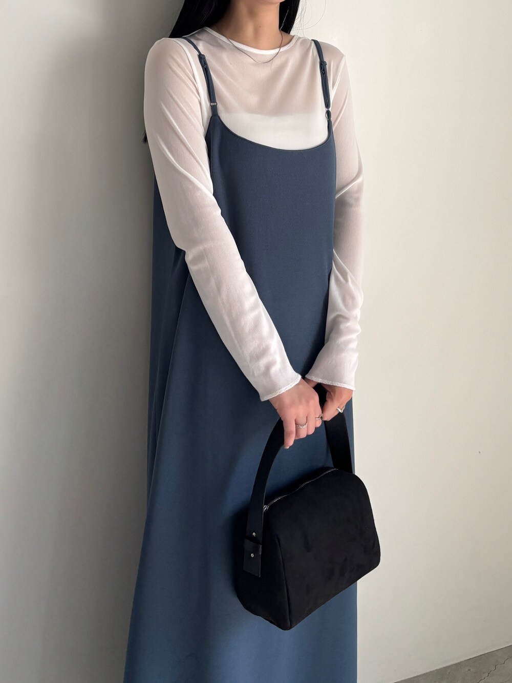 ブルー系のワンピースを着用したレディースの夏コーディネートの3枚目の写真