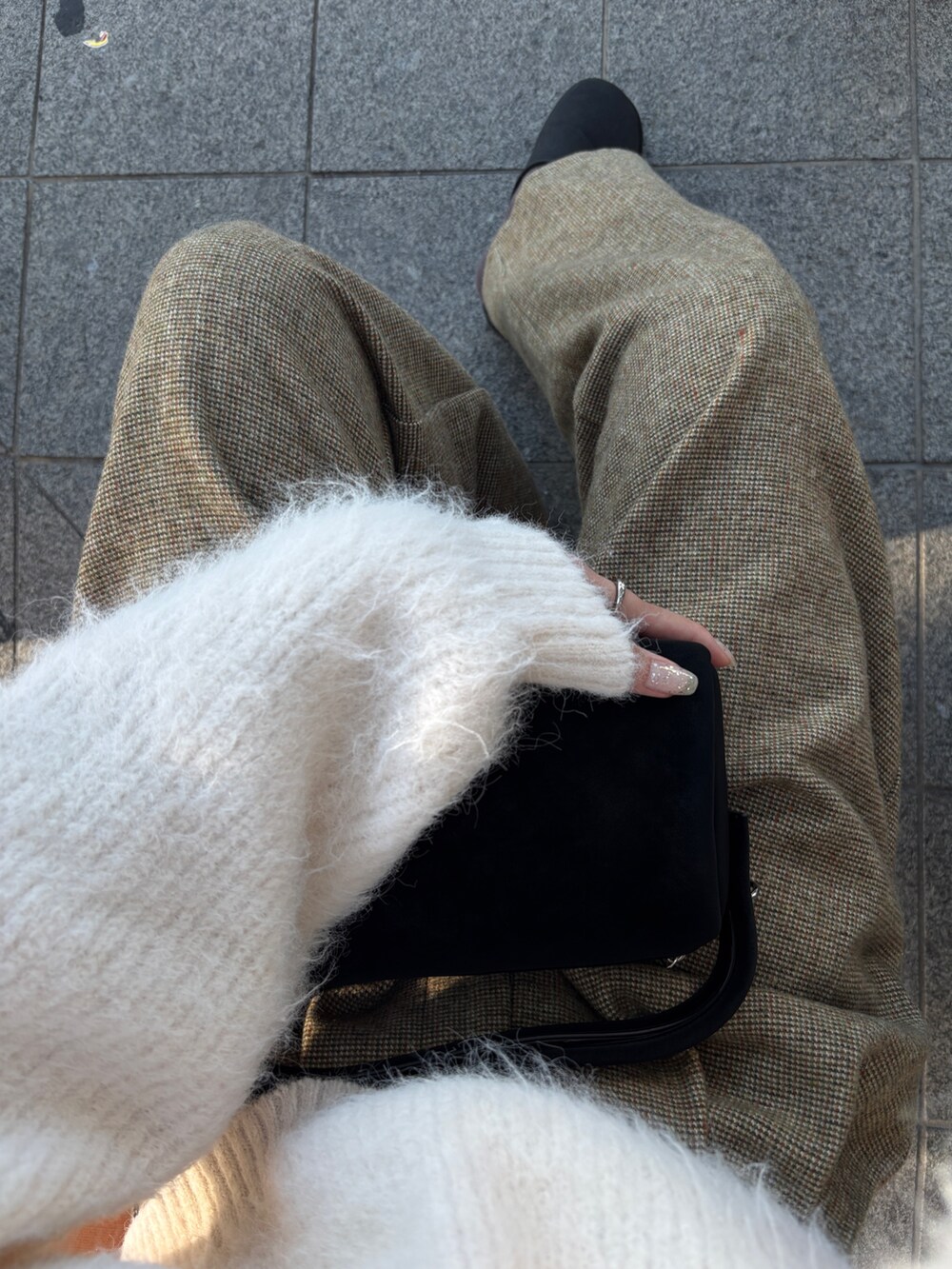 ホワイト系のニット/セーター、ブラック系のスリッポンを着用したレディースの秋コーディネートの2枚目の写真