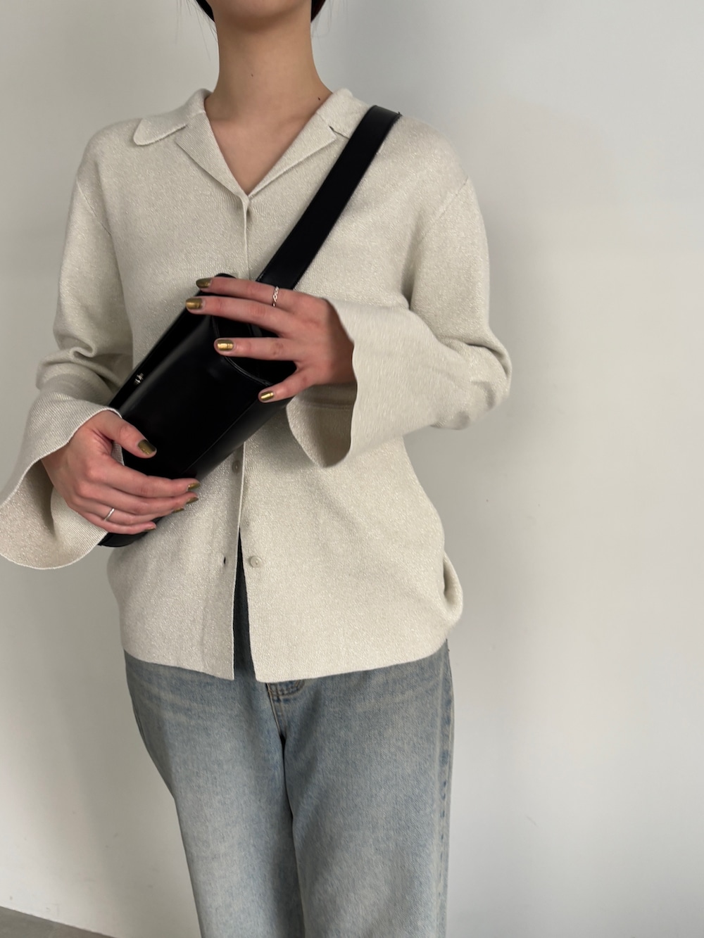 「プチプラ、大人コーデ、休日スタイル、オトナカジュアル、ゆるコーデ、ootd、大人かわいい、ワントーンコーデ、25春イベントコーデ、レディースファッション、モノトーンコーデ、いいね、save、フォローお願いします🤑、高身長コーデ、パンツスタイル、デニム」｜「select MOCAのベルスリーブシャツライクカーディガン（カーディガン/ボレロ、ホワイト系）」を使った、AYAMEさん（骨格ストレート・レディース・167cm）の冬コーディネートの2枚目の写真