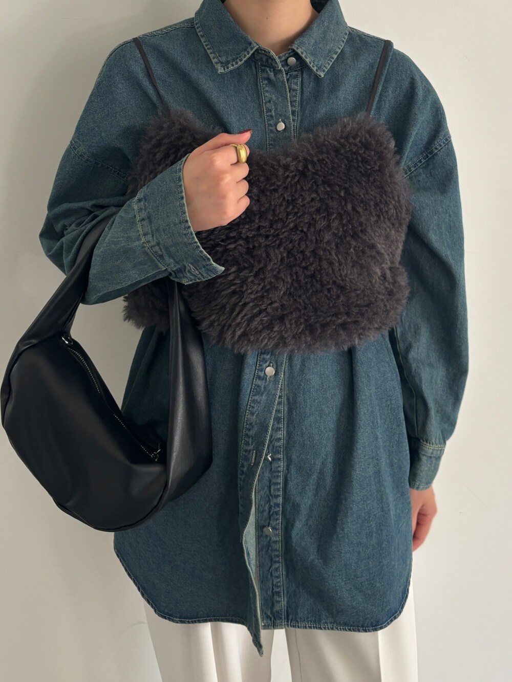 ホワイト系のスラックス、ブラック系のサンダル、ブルー系のシャツ/ブラウスを着用したレディースの秋コーディネートの3枚目の写真