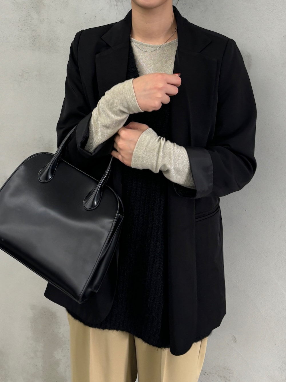 「おしゃ見えテクニック、レイヤードスタイル、秋コーデ、休日スタイル、大人女子、ootd、キレイめカジュアル、秋カラー、秋服コーデ、ニットコーデ、シンプル、オトナカジュアル、シンプルコーデ、ベスト」｜「select MOCAの【サイズ展開あり】シンプルデザインテーラードジャケット（テーラードジャケット、ブラック系）」を使った、AYAMEさん（骨格ストレート・レディース・167cm）の秋コーディネートの4枚目の写真