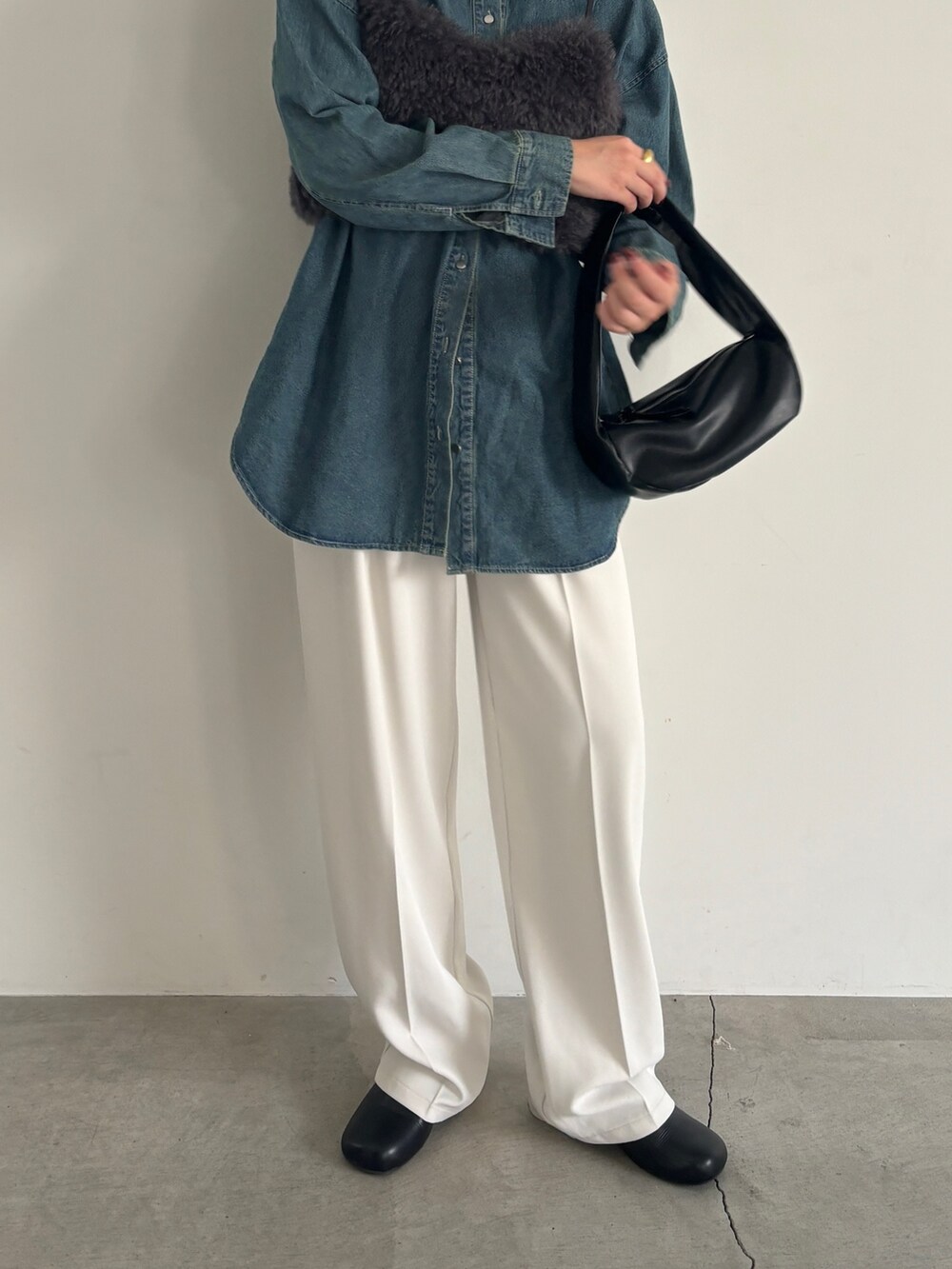 ホワイト系のスラックス、ブラック系のサンダル、ブルー系のシャツ/ブラウスを着用したレディースの秋コーディネートの2枚目の写真