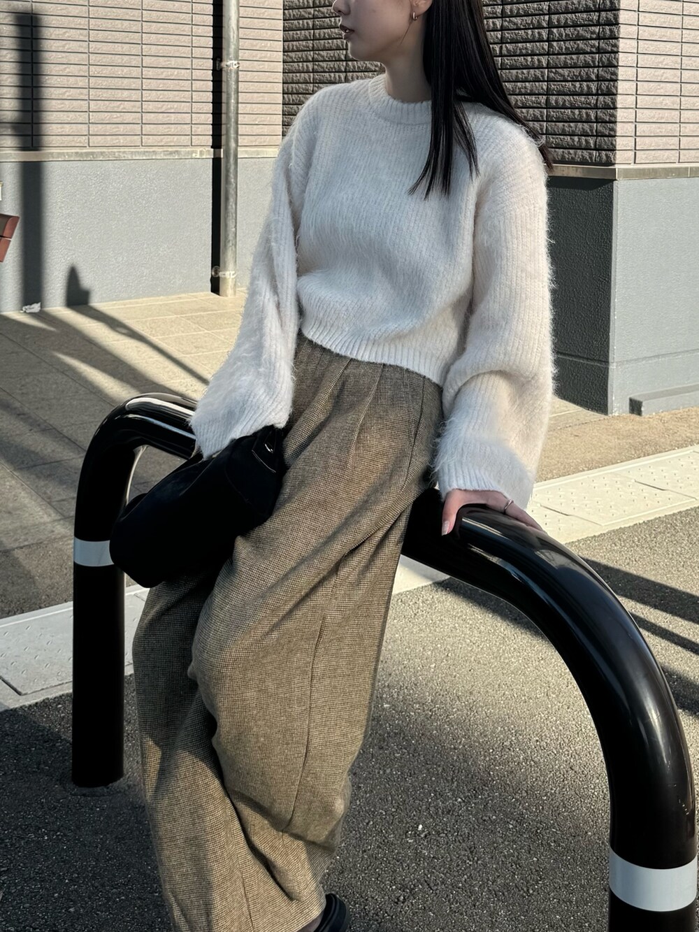 ホワイト系のニット/セーター、ブラック系のスリッポンを着用したレディースの秋コーディネートの3枚目の写真