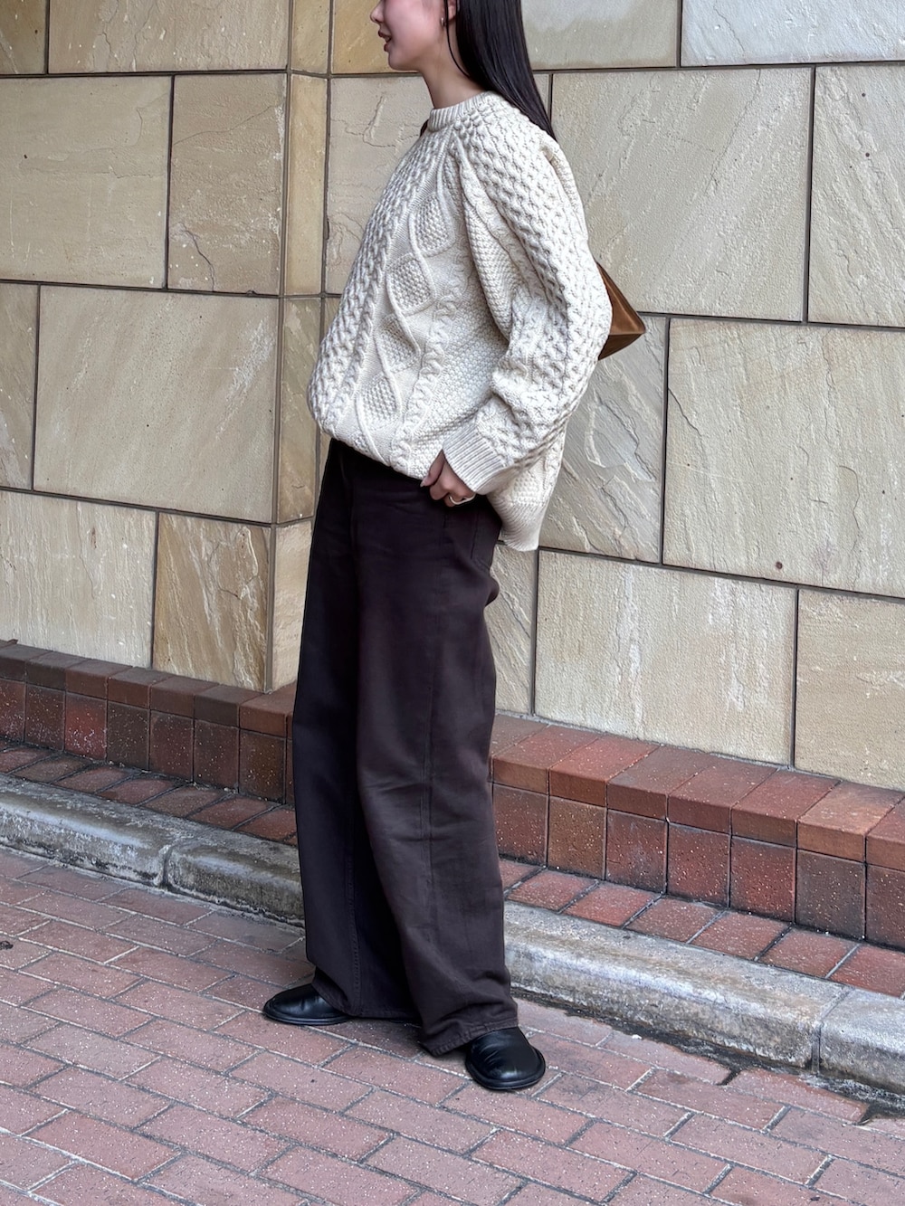 ホワイト系のニット/セーターを着用したレディースの秋コーディネートの2枚目の写真