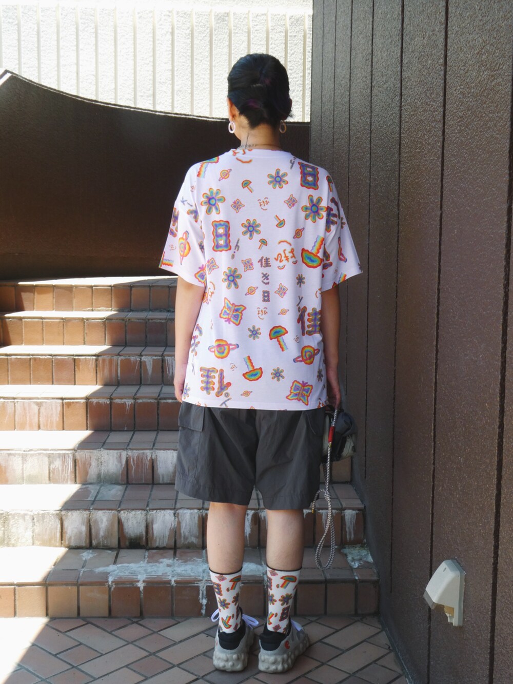 「夏コーデ、ラクチンコーデ、ootd、ハーフパンツ、スニーカーコーデ、スニーカー×靴下」｜「SINSSのTech nylon wide cargo shorts / テックナイロンワイドカーゴショーツ（カーゴパンツ、グレー系）」を使った、yokihikmさん（レディース・166cm）の夏コーディネートの3枚目の写真