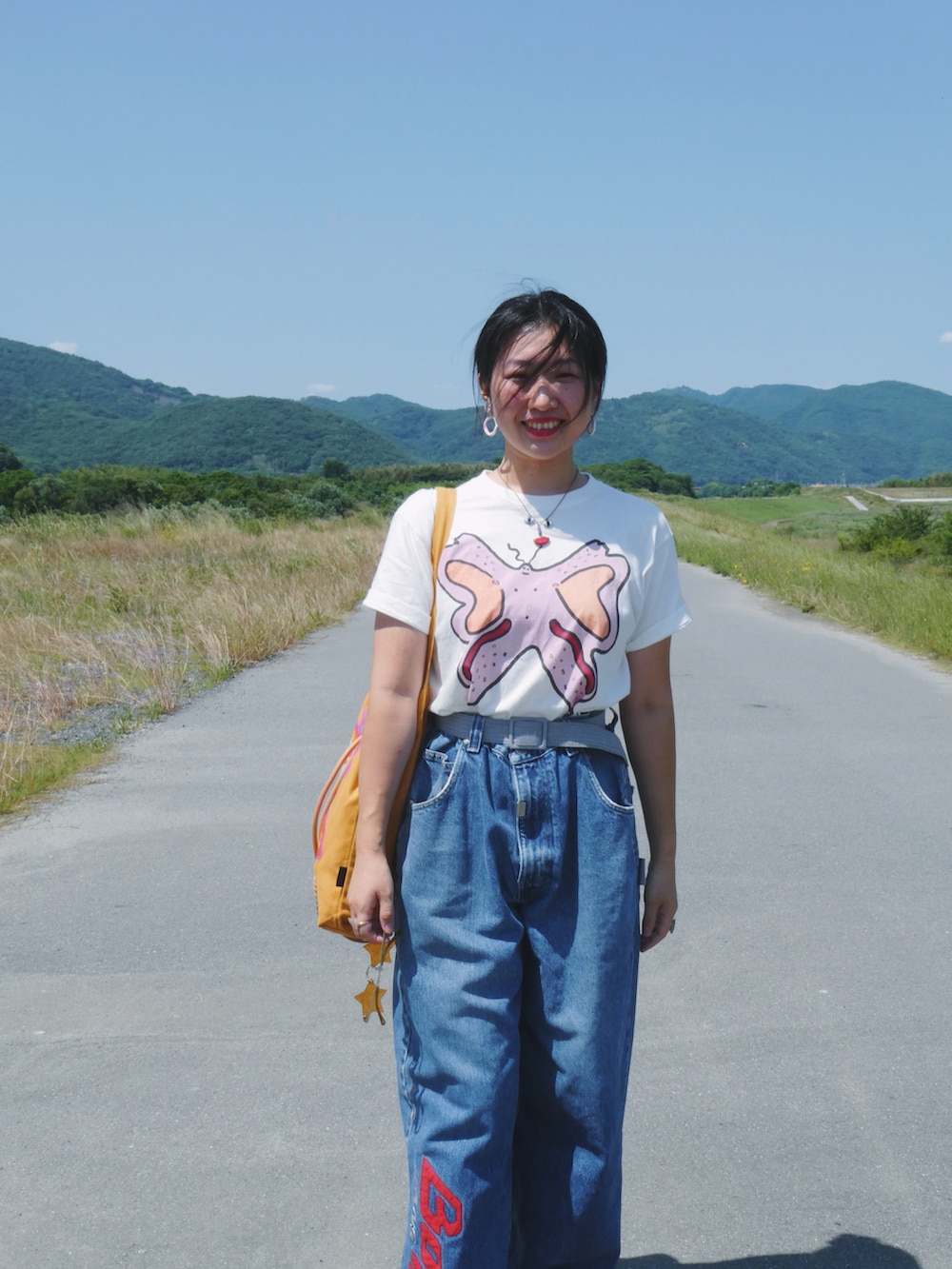 「夏だ！Tシャツ着よう！、さらっと晴れやかスナップ、デニム、スニーカー、ラクチンコーデ、夏服、Tシャツコーデ、古着MIX」｜「YOKIHIのアイテム（トートバッグ、オレンジ系）」を使った、yokihikmさん（レディース・166cm）の夏コーディネートの4枚目の写真