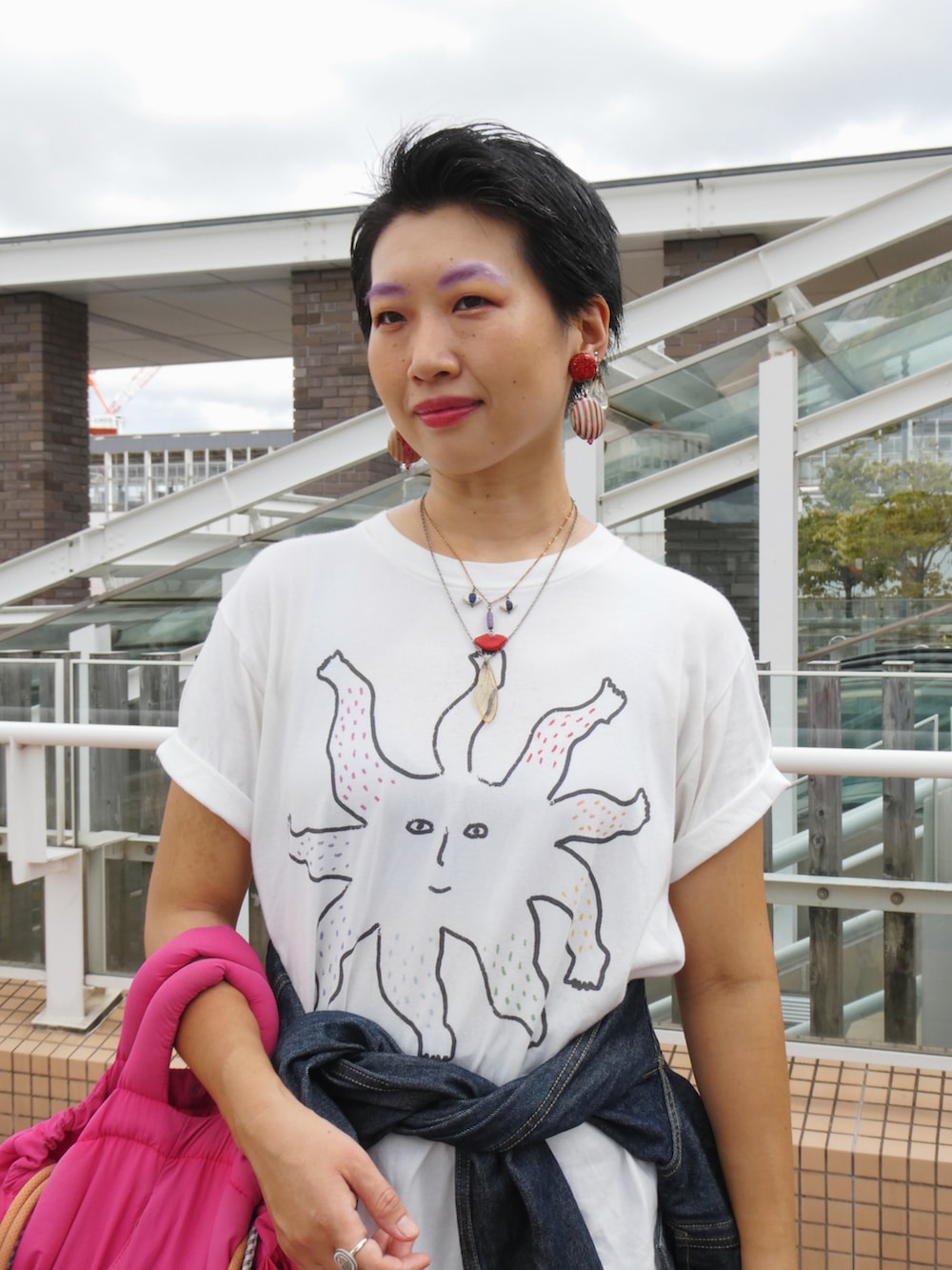 「Tシャツ、ソックス、靴下コーデ」｜「olendのアイテム（ショルダーバッグ、ピンク系）」を使った、yokihikmさん（レディース・166cm）の秋コーディネートの4枚目の写真