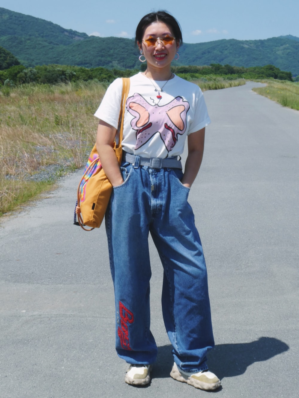 「夏だ！Tシャツ着よう！、さらっと晴れやかスナップ、デニム、スニーカー、ラクチンコーデ、夏服、Tシャツコーデ、古着MIX」｜「YOKIHIのアイテム（トートバッグ、オレンジ系）」を使った、yokihikmさん（レディース・166cm）の夏コーディネートの2枚目の写真