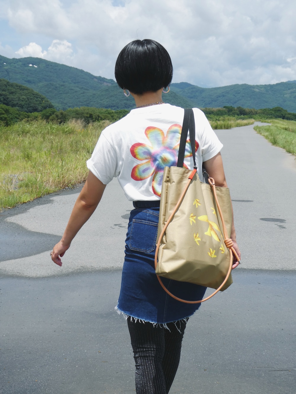 「夏服、デニムスカート、スニーカーコーデ、Tシャツ、夏コーデ」｜「Topologieのアイテム（その他小物、オレンジ系）」を使った、yokihikmさん（レディース・166cm）の夏コーディネートの3枚目の写真